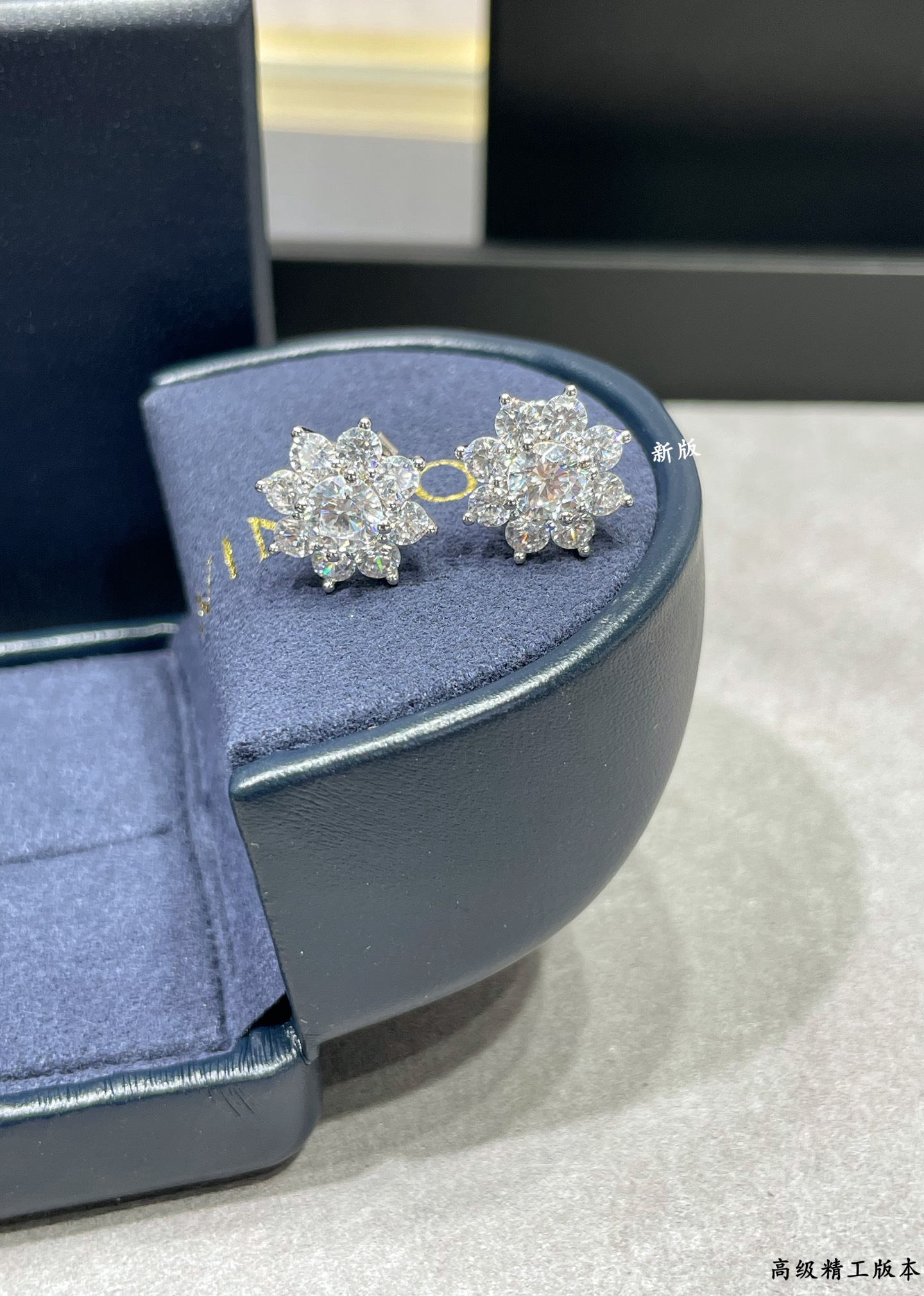 p158 V金材质  HW海瑞温斯顿新版太阳耳钉，高级 珠宝 到货啦，珠宝采用最顶尖的 进口高碳钻 💎💎栩栩如生，精工的切割✨✨高端定制925纯银镶嵌高碳钻 bling bling ✨ ✨  雍容的设计，奢华高贵，佩戴舒适 大方漂亮🎊🎊