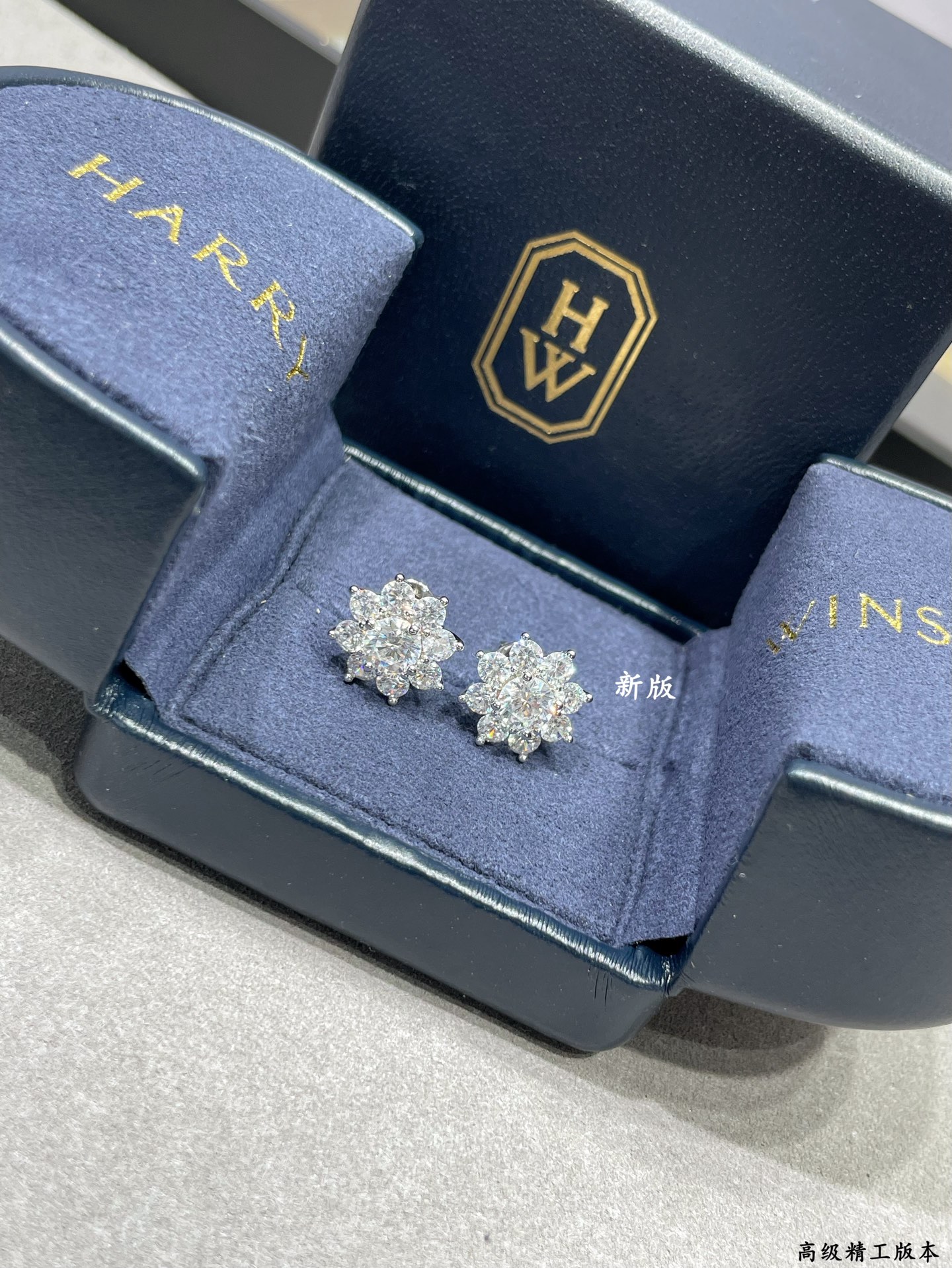 p158 V金材质  HW海瑞温斯顿新版太阳耳钉，高级 珠宝 到货啦，珠宝采用最顶尖的 进口高碳钻 💎💎栩栩如生，精工的切割✨✨高端定制925纯银镶嵌高碳钻 bling bling ✨ ✨  雍容的设计，奢华高贵，佩戴舒适 大方漂亮🎊🎊