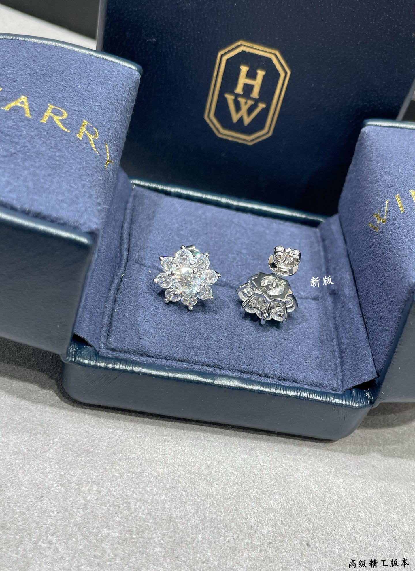 p158 V金材质  HW海瑞温斯顿新版太阳耳钉，高级 珠宝 到货啦，珠宝采用最顶尖的 进口高碳钻 💎💎栩栩如生，精工的切割✨✨高端定制925纯银镶嵌高碳钻 bling bling ✨ ✨  雍容的设计，奢华高贵，佩戴舒适 大方漂亮🎊🎊