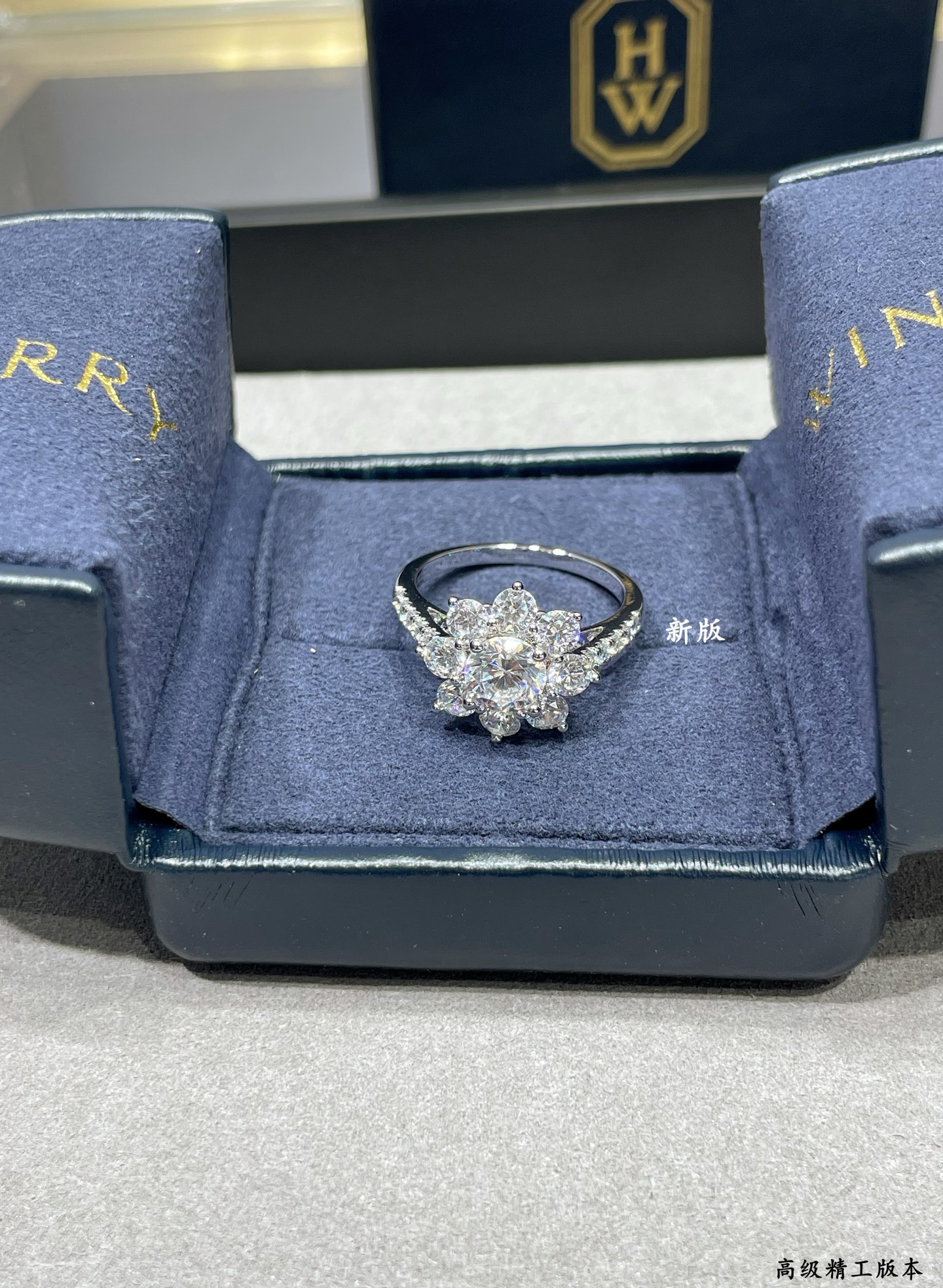 p138 V金材质  HW海瑞温斯顿新版太阳戒指，码数5678。高级 珠宝 到货啦，珠宝采用最顶尖的 进口高碳钻 💎💎栩栩如生，精工的切割✨✨高端定制925纯银镶嵌高碳钻 bling bling ✨ ✨  雍容的设计，奢华高贵，佩戴舒适 大方漂亮🎊🎊