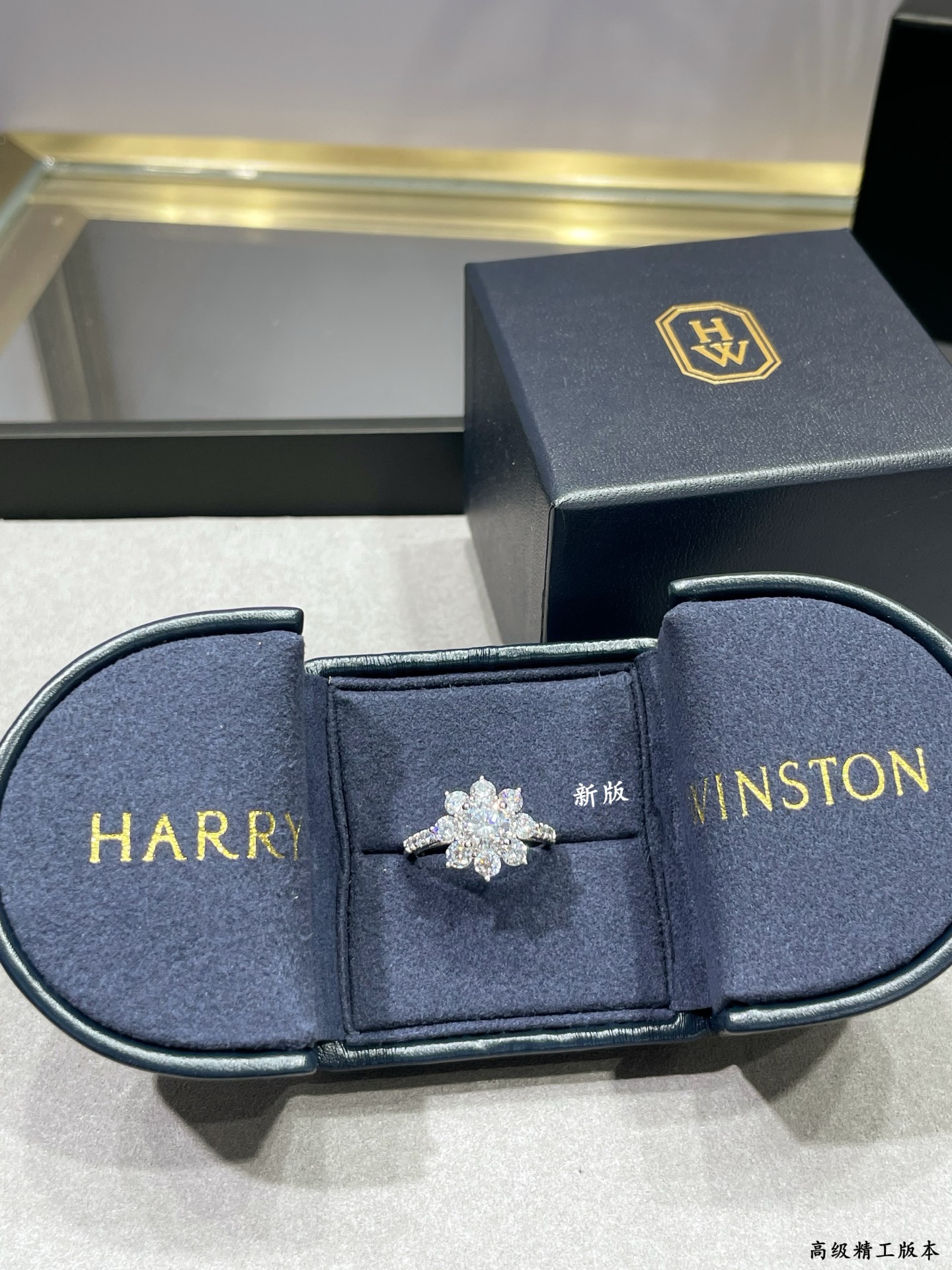 p138 V金材质  HW海瑞温斯顿新版太阳戒指，码数5678。高级 珠宝 到货啦，珠宝采用最顶尖的 进口高碳钻 💎💎栩栩如生，精工的切割✨✨高端定制925纯银镶嵌高碳钻 bling bling ✨ ✨  雍容的设计，奢华高贵，佩戴舒适 大方漂亮🎊🎊