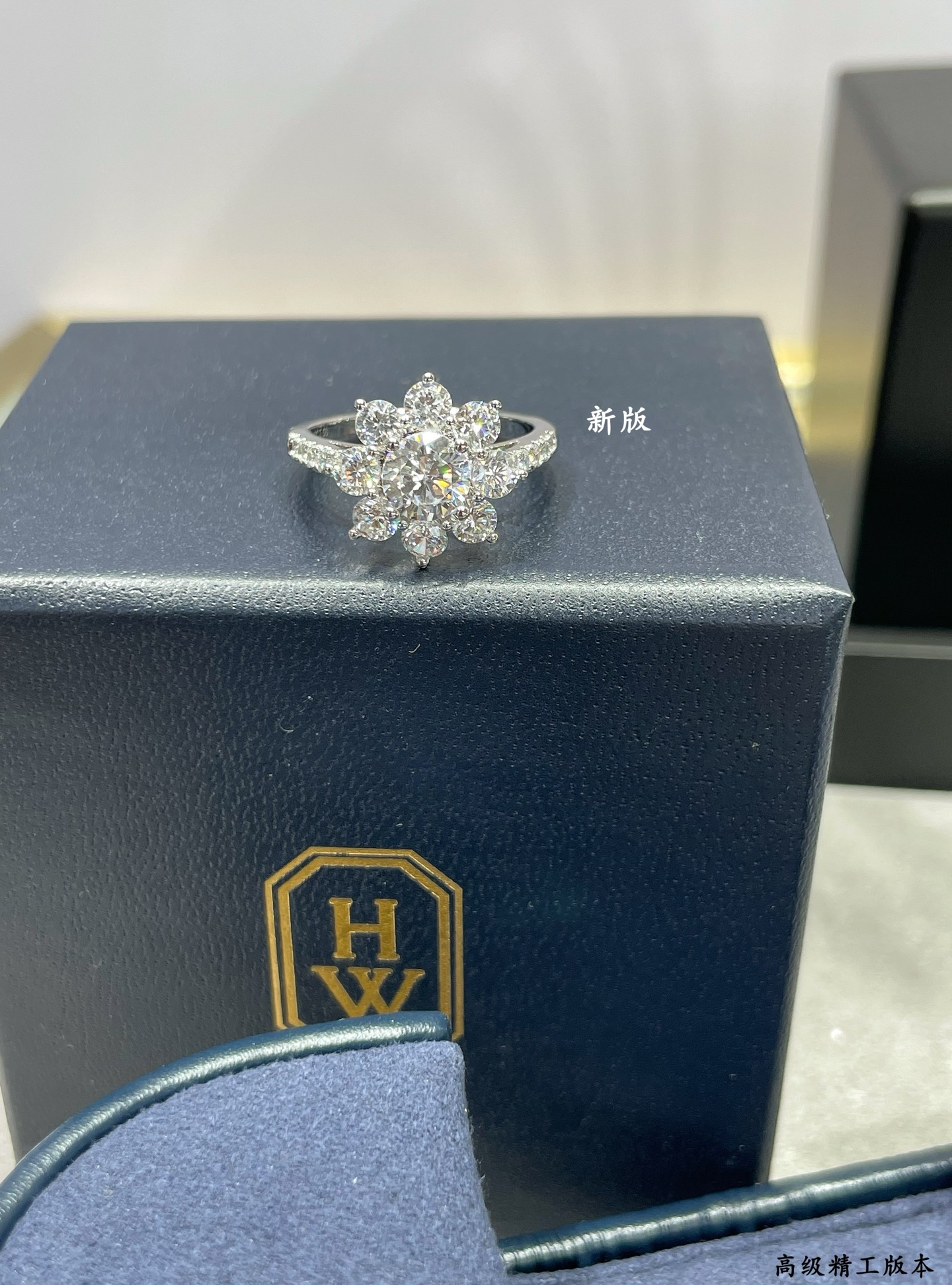 p138 V金材质  HW海瑞温斯顿新版太阳戒指，码数5678。高级 珠宝 到货啦，珠宝采用最顶尖的 进口高碳钻 💎💎栩栩如生，精工的切割✨✨高端定制925纯银镶嵌高碳钻 bling bling ✨ ✨  雍容的设计，奢华高贵，佩戴舒适 大方漂亮🎊🎊