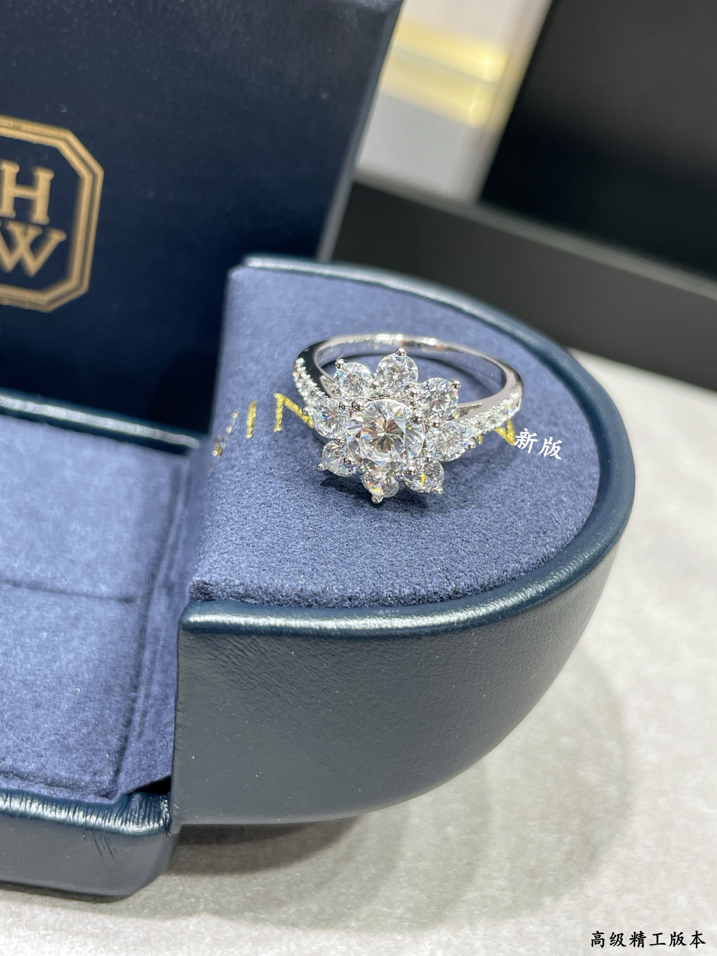 p138 V金材质  HW海瑞温斯顿新版太阳戒指，码数5678。高级 珠宝 到货啦，珠宝采用最顶尖的 进口高碳钻 💎💎栩栩如生，精工的切割✨✨高端定制925纯银镶嵌高碳钻 bling bling ✨ ✨  雍容的设计，奢华高贵，佩戴舒适 大方漂亮🎊🎊