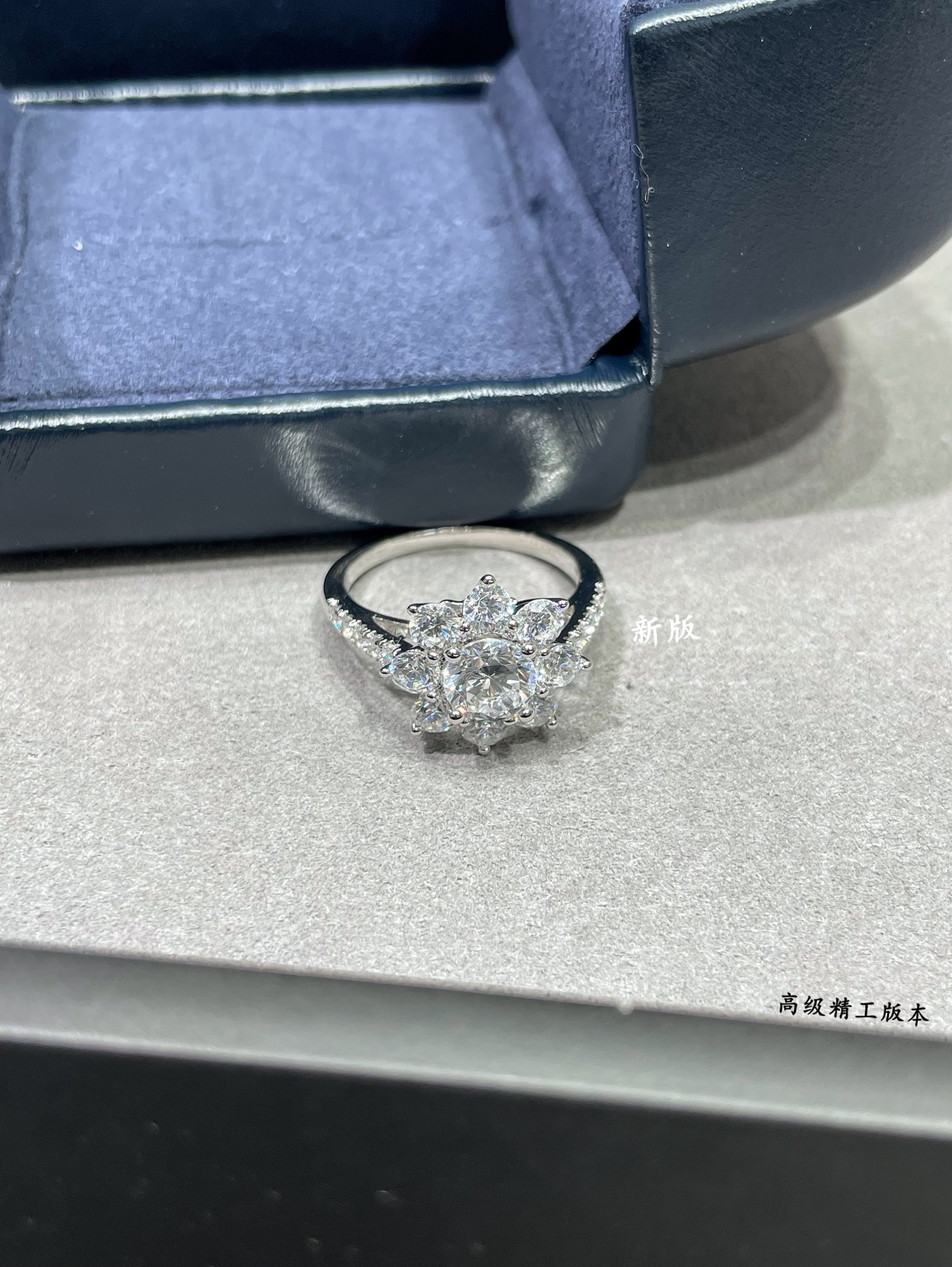 p138 V金材质  HW海瑞温斯顿新版太阳戒指，码数5678。高级 珠宝 到货啦，珠宝采用最顶尖的 进口高碳钻 💎💎栩栩如生，精工的切割✨✨高端定制925纯银镶嵌高碳钻 bling bling ✨ ✨  雍容的设计，奢华高贵，佩戴舒适 大方漂亮🎊🎊