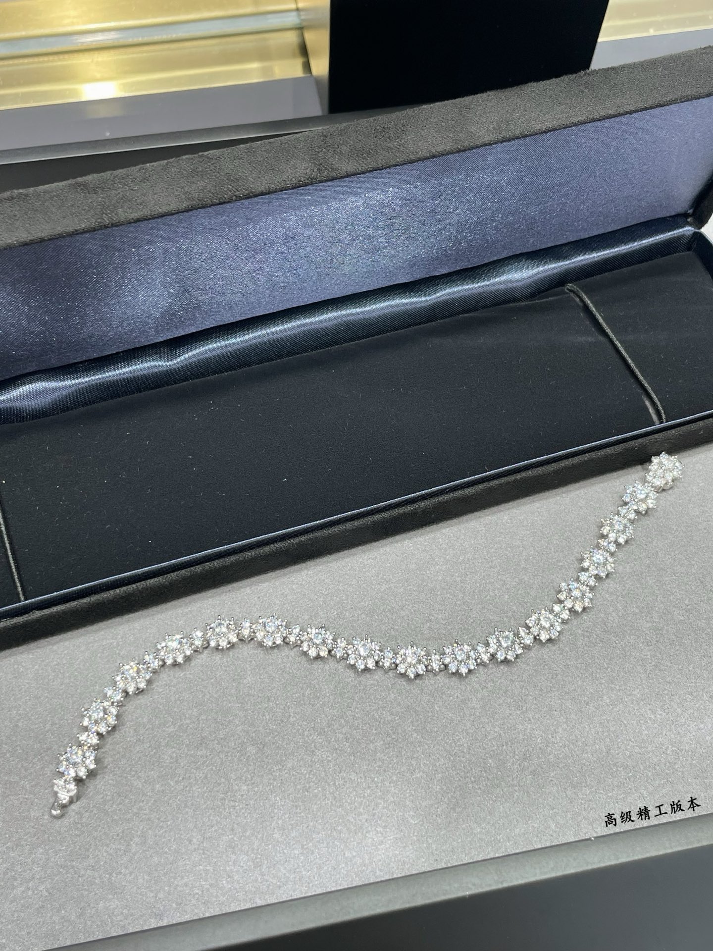 p348 V金材质  HW海瑞温斯顿满钻太阳花手链。高级 珠宝 到货啦，珠宝采用最顶尖的 进口高碳钻 💎💎栩栩如生，精工的切割✨✨高端定制925纯银镶嵌高碳钻 bling bling ✨ ✨  雍容的设计，奢华高贵，佩戴舒适 大方漂亮🎊🎊