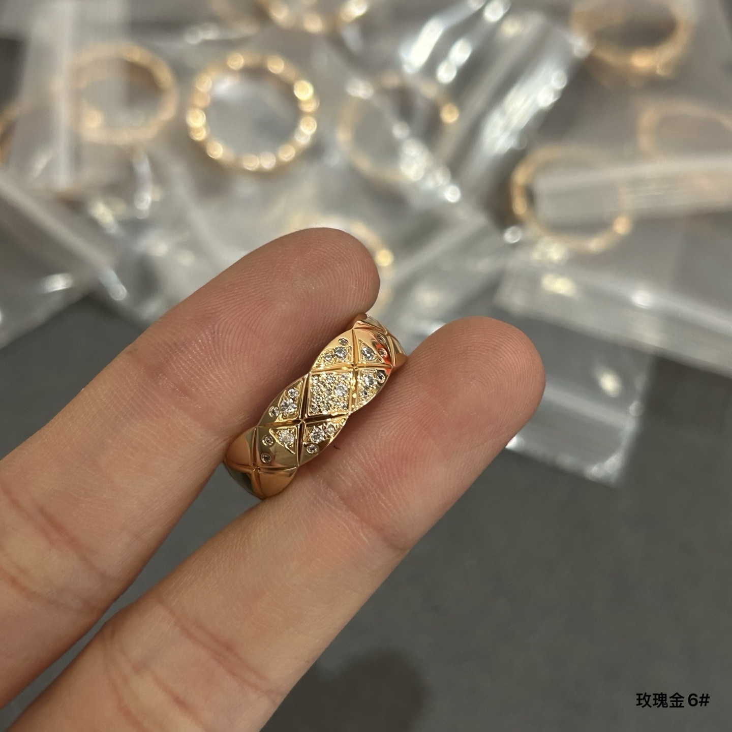  香奈儿宽版菱格带钻戒指到货了，
