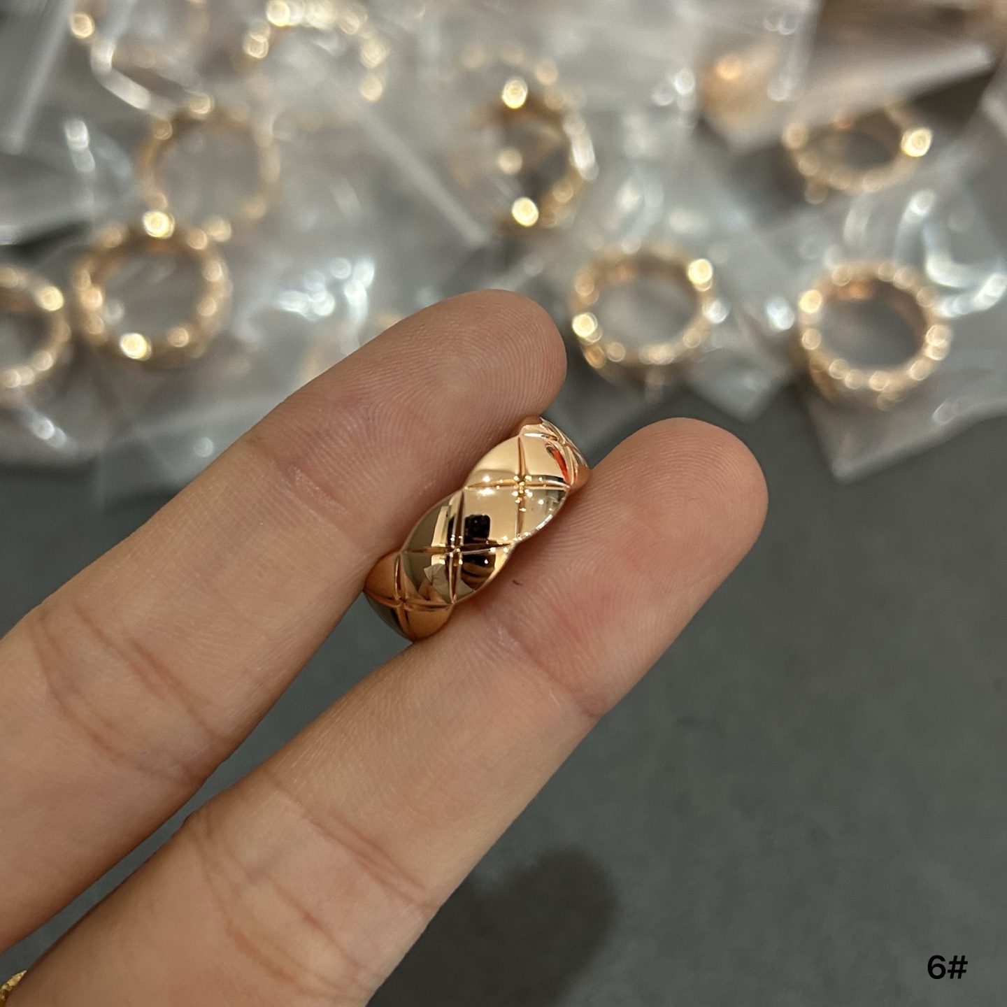  香奈儿宽版菱格光金戒指到货了，