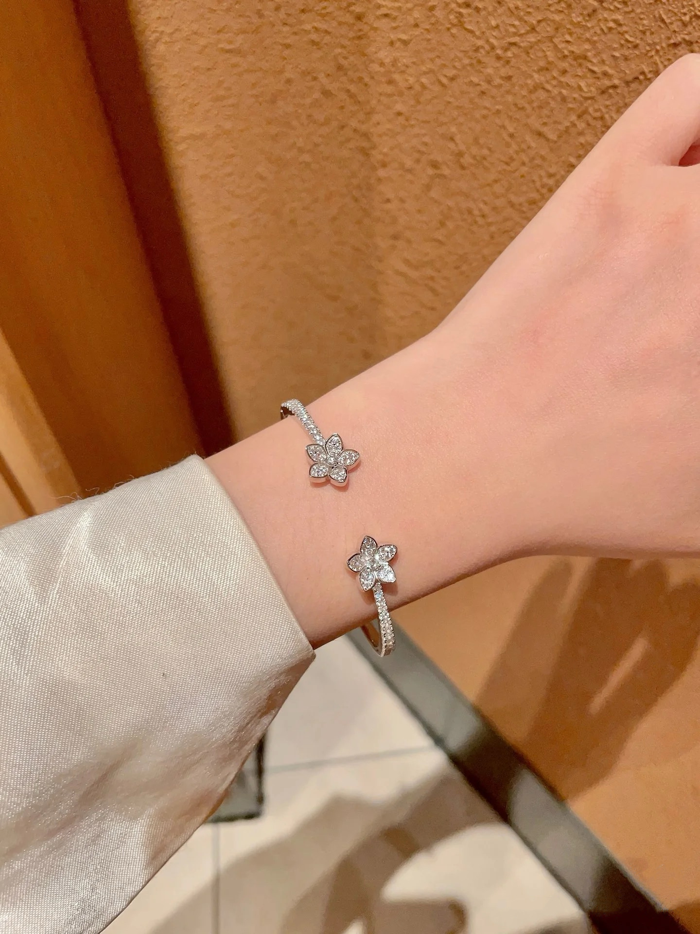Graf’s Double Flower: Special White Gold Material for Elegant Occasions - 图片 2