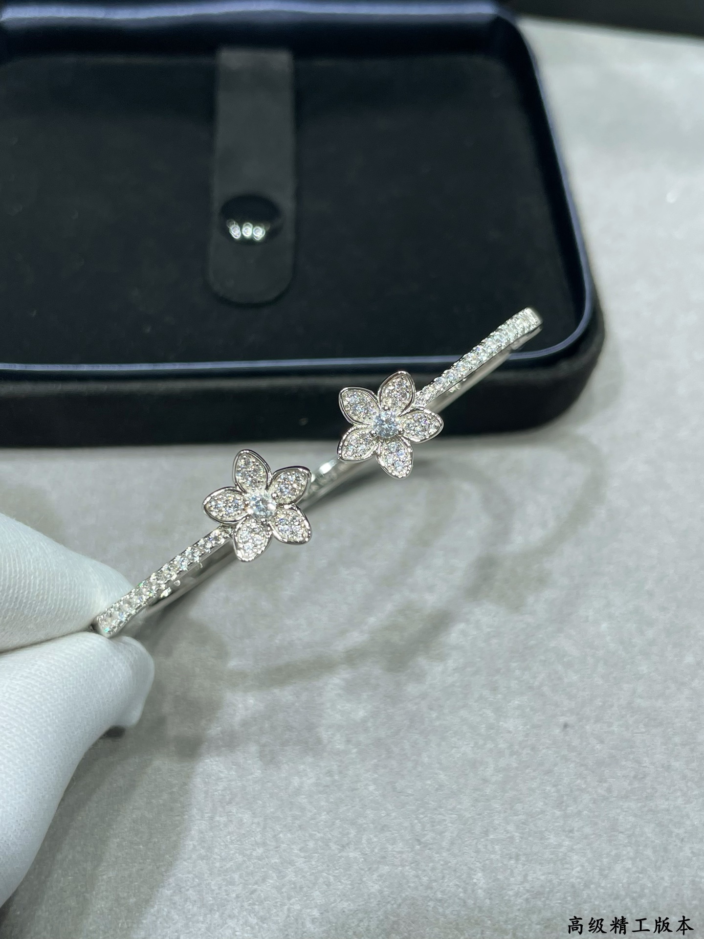 Graf’s Double Flower: Special White Gold Material for Elegant Occasions - 图片 6