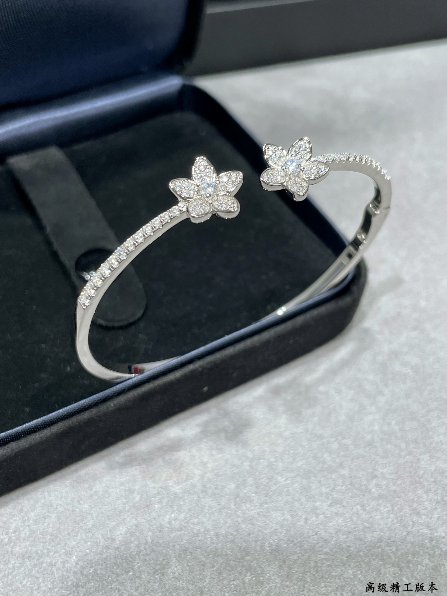 Graf’s Double Flower: Special White Gold Material for Elegant Occasions - 图片 4