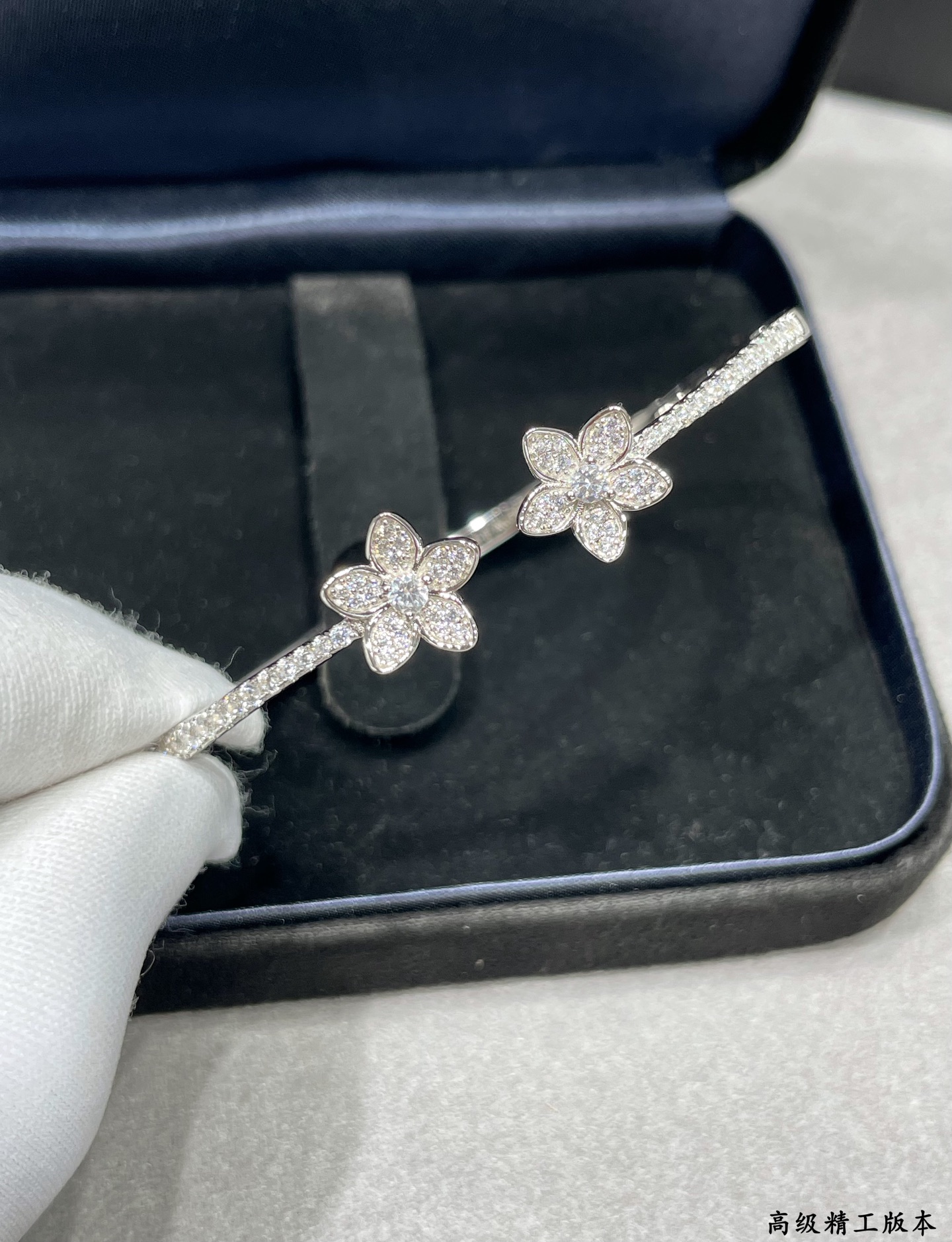 Graf’s Double Flower: Special White Gold Material for Elegant Occasions - 图片 3