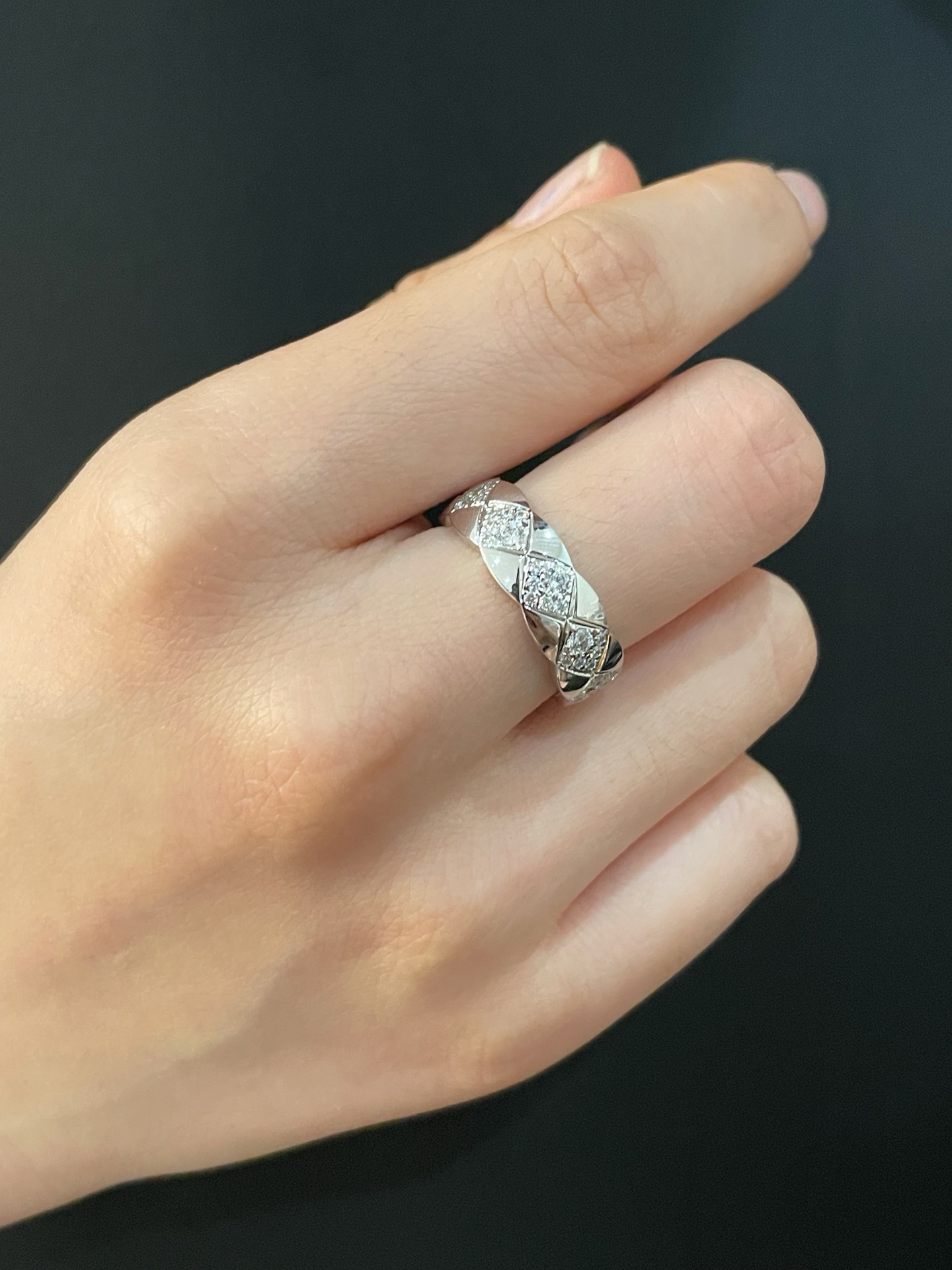  V金材质   香奈儿宽版菱格方块钻戒指💍火🔥码数5678 。香奈儿经典菱格戒指💍热销款 闪亮亮的折射出