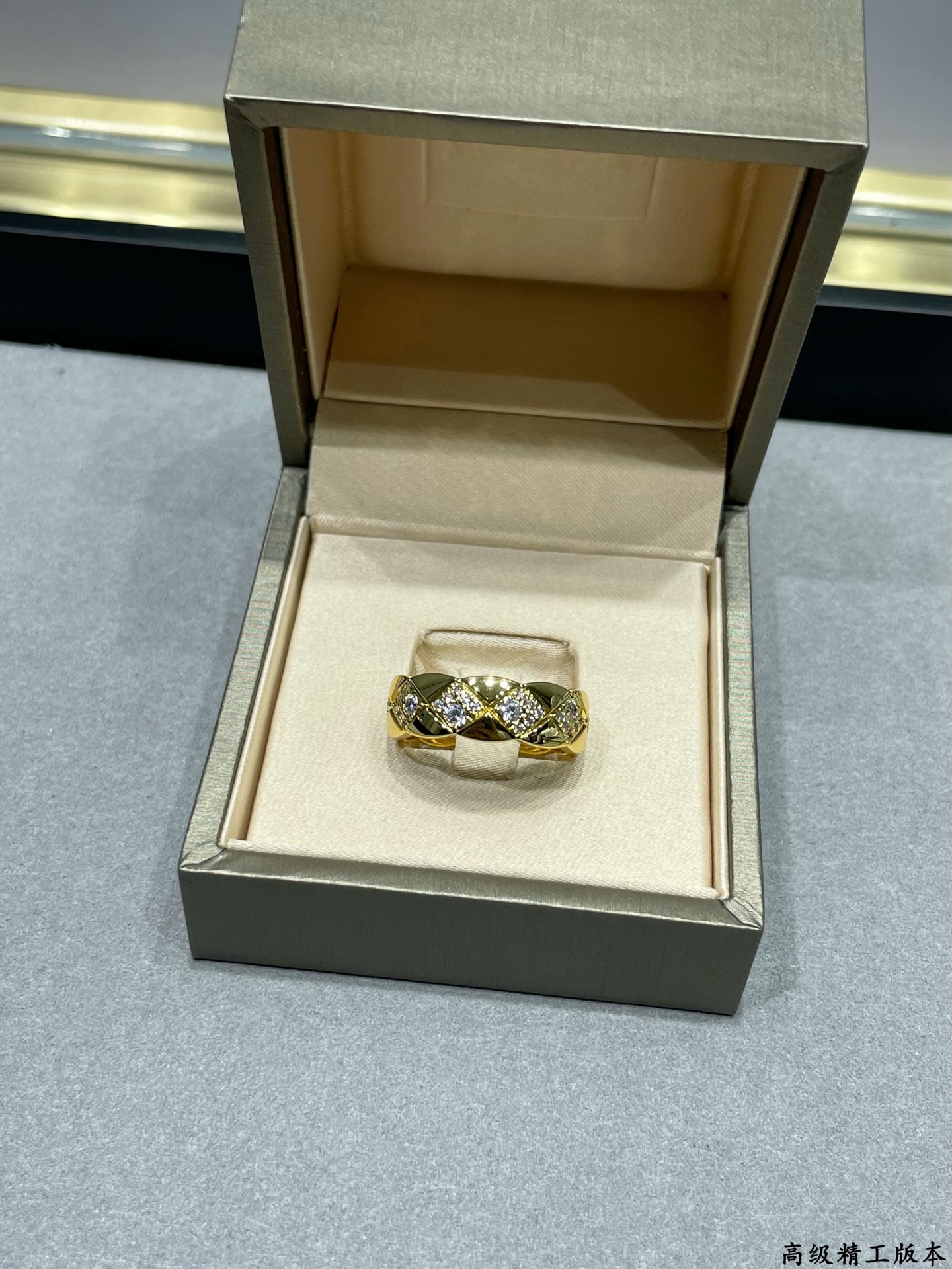  V金材质   香奈儿宽版菱格方块钻戒指💍火🔥码数5678 。香奈儿经典菱格戒指💍热销款 闪亮亮的折射出