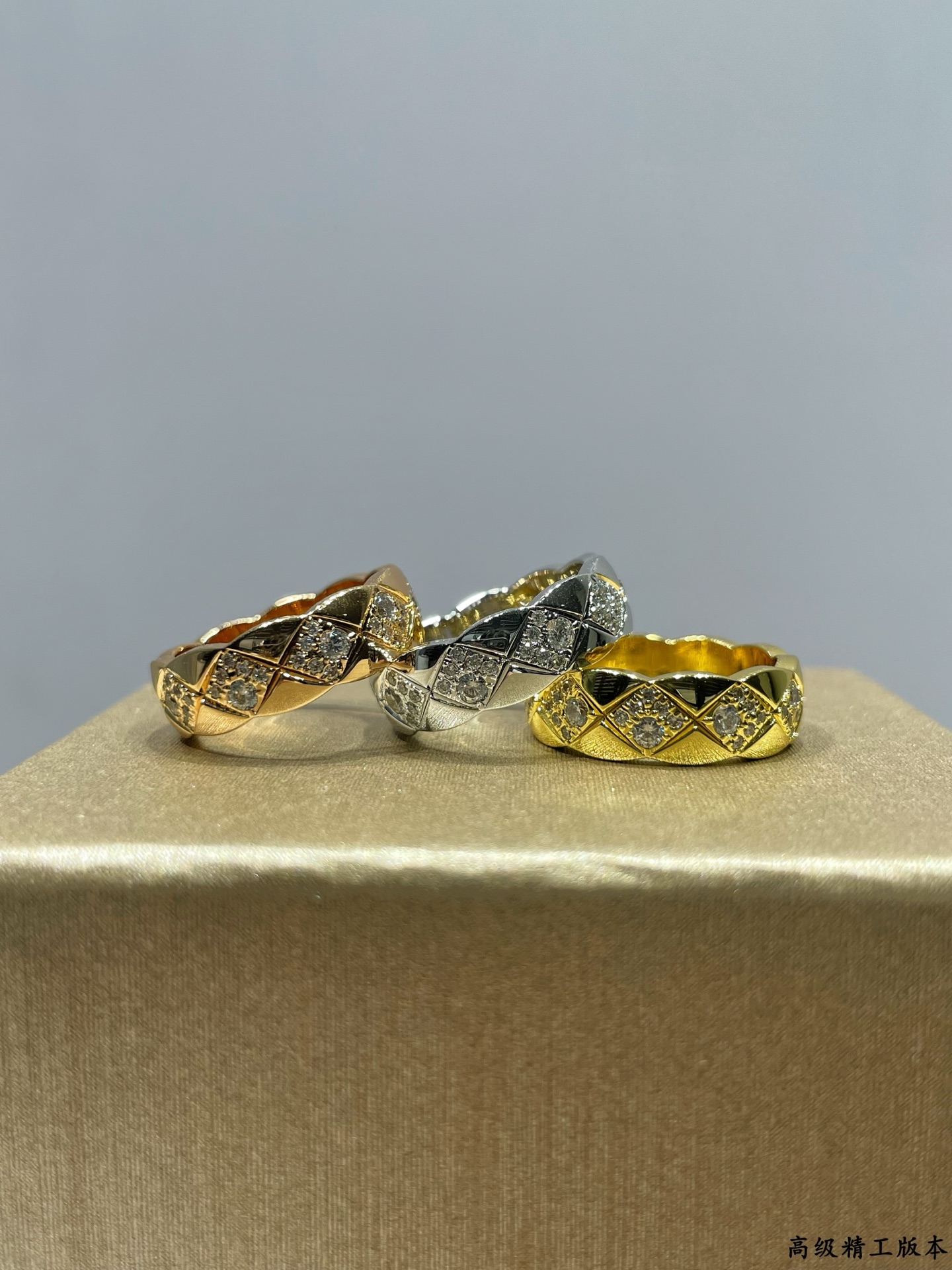  V金材质   香奈儿宽版菱格方块钻戒指💍火🔥码数5678 。香奈儿经典菱格戒指💍热销款 闪亮亮的折射出