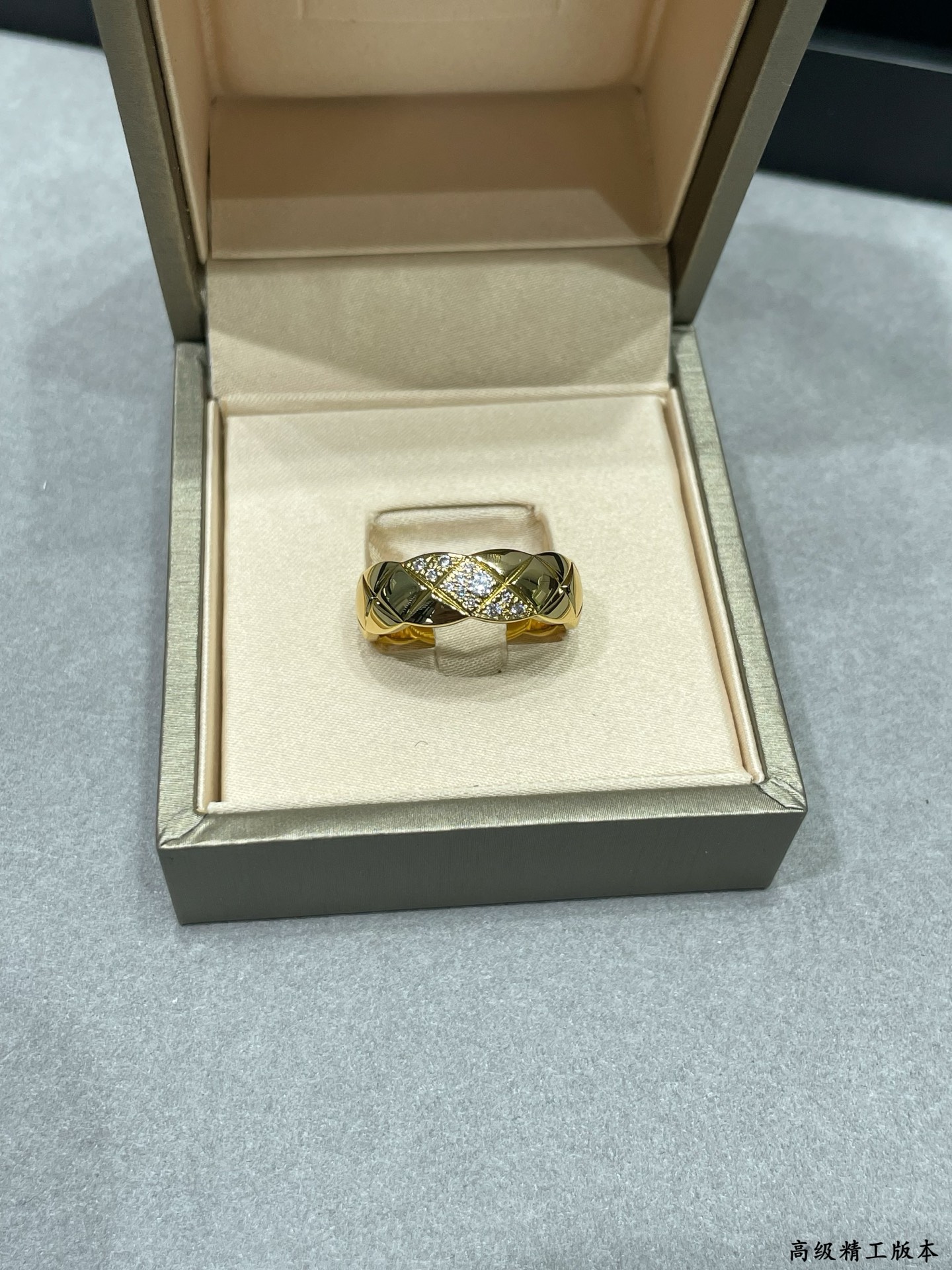  V金材质   香奈儿宽版菱格斜钻戒指💍火🔥码数5678 。香奈儿经典菱格戒指💍热销款 闪亮亮的折射出耀