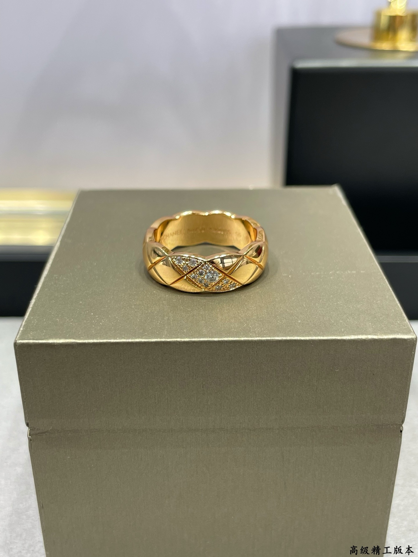  V金材质   香奈儿宽版菱格斜钻戒指💍火🔥码数5678 。香奈儿经典菱格戒指💍热销款 闪亮亮的折射出耀