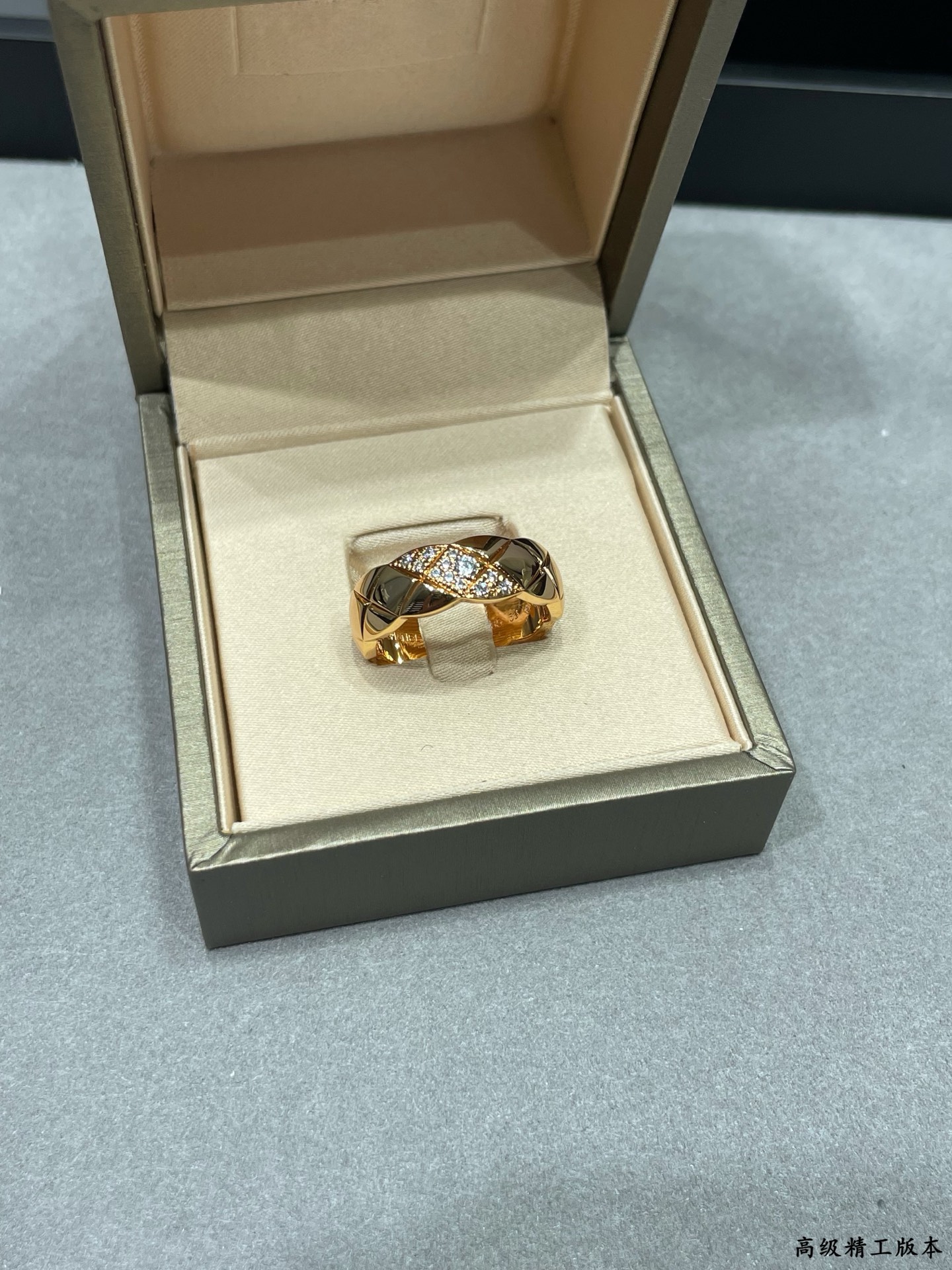  V金材质   香奈儿宽版菱格斜钻戒指💍火🔥码数5678 。香奈儿经典菱格戒指💍热销款 闪亮亮的折射出耀