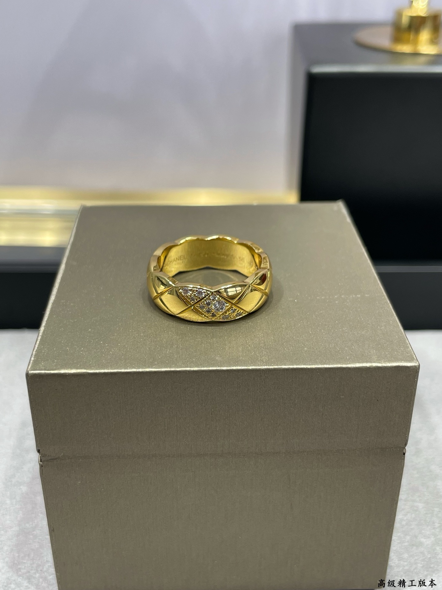  V金材质   香奈儿宽版菱格斜钻戒指💍火🔥码数5678 。香奈儿经典菱格戒指💍热销款 闪亮亮的折射出耀