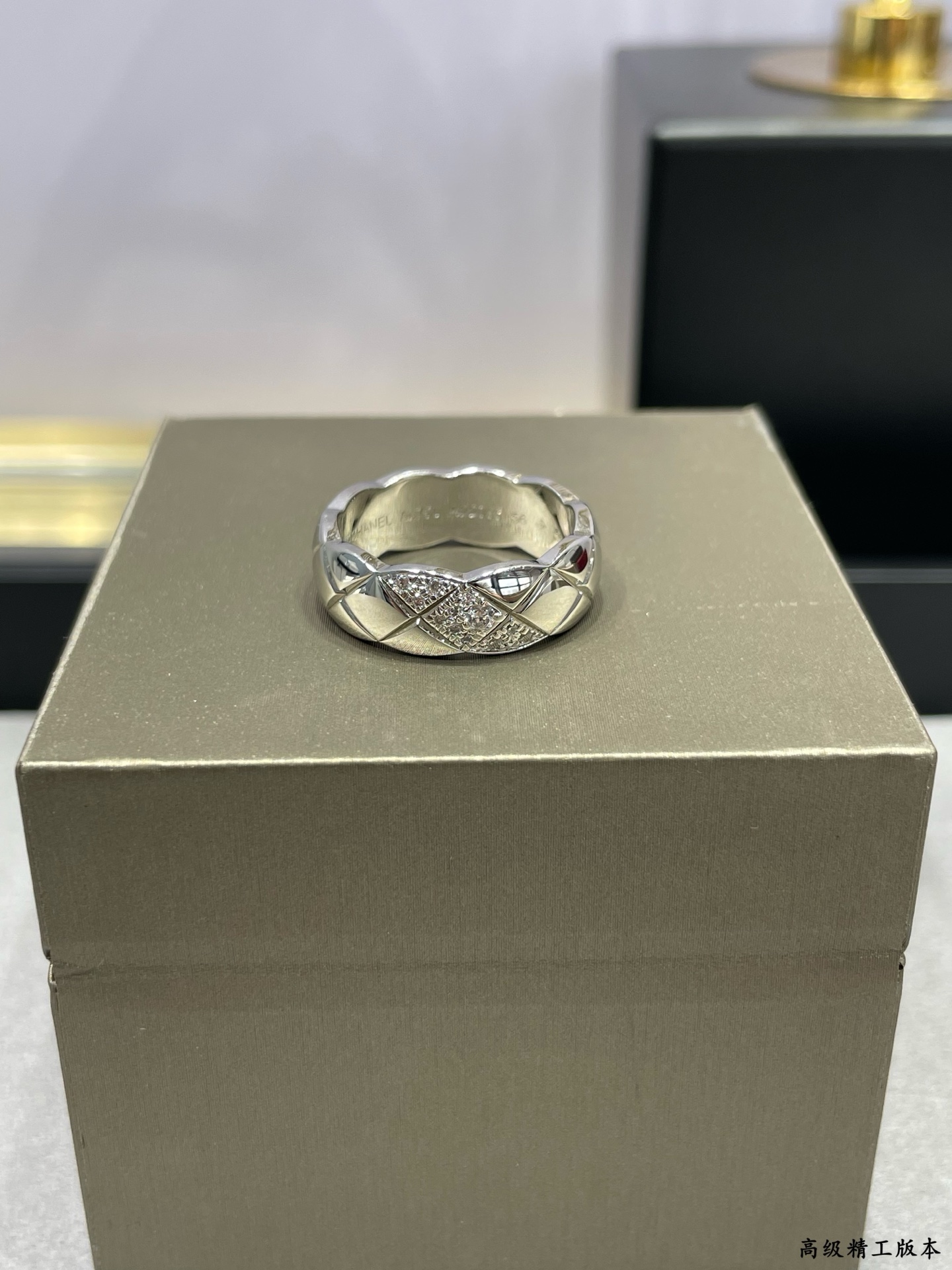  V金材质   香奈儿宽版菱格斜钻戒指💍火🔥码数5678 。香奈儿经典菱格戒指💍热销款 闪亮亮的折射出耀