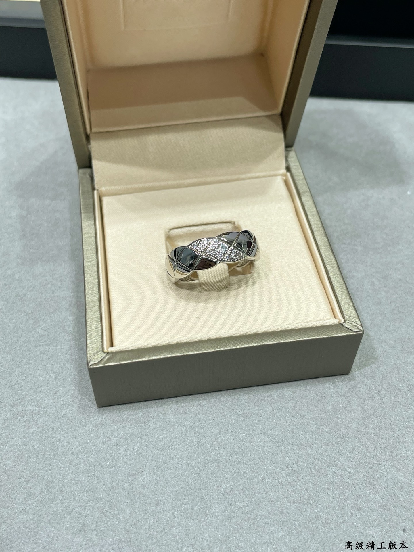  V金材质   香奈儿宽版菱格斜钻戒指💍火🔥码数5678 。香奈儿经典菱格戒指💍热销款 闪亮亮的折射出耀