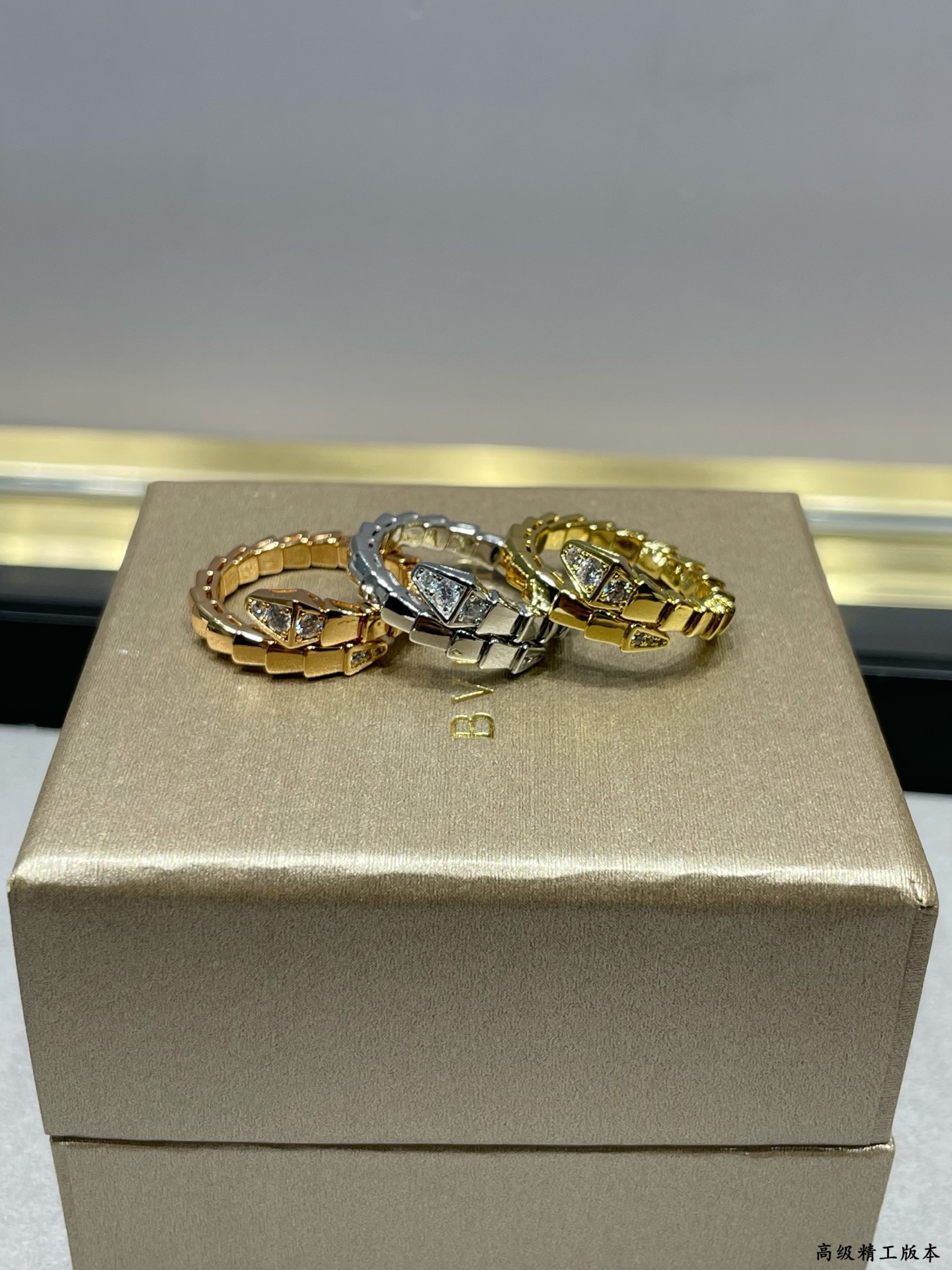  V金材质   高级版。码数5678。宝格丽窄版单圈头尾钻蛇戒指💍，真香系列... 实物简单大方，价格美