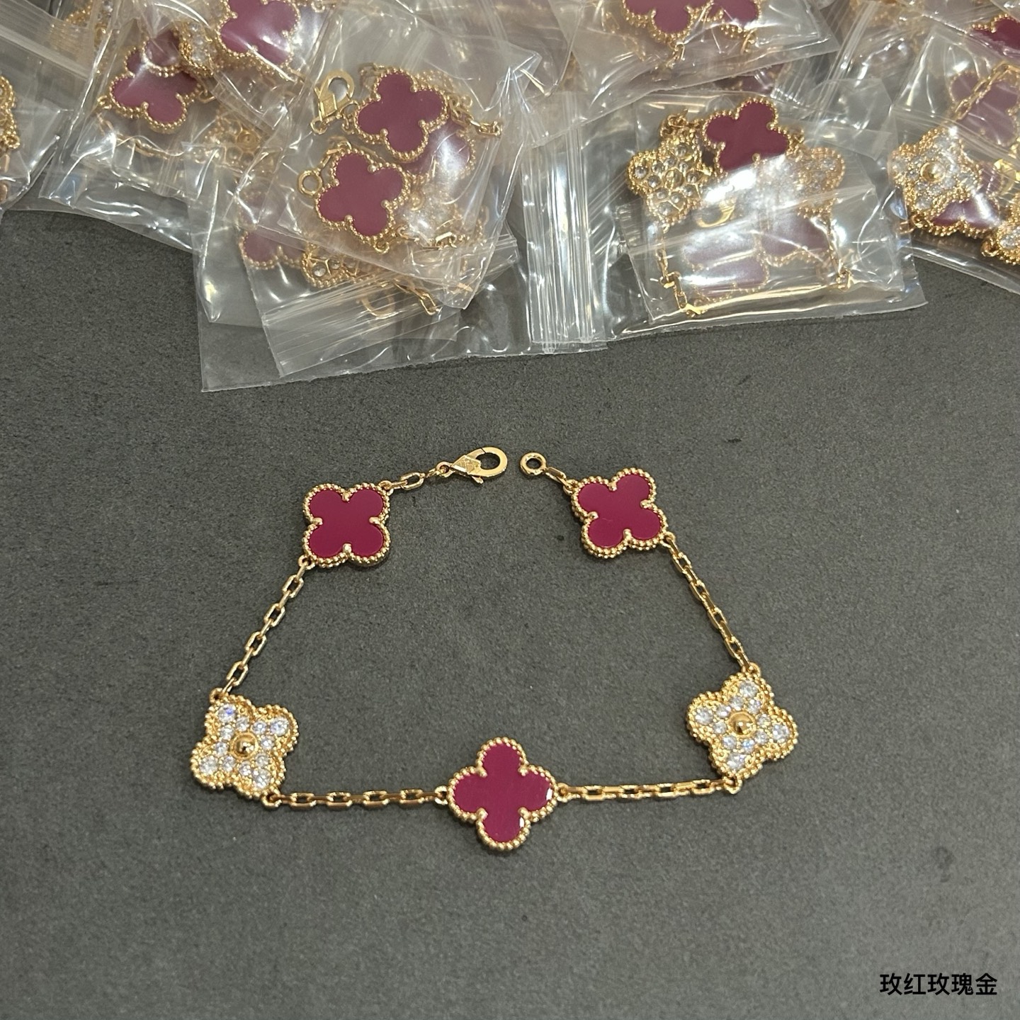  vca五花间钻玫红手链到货了，