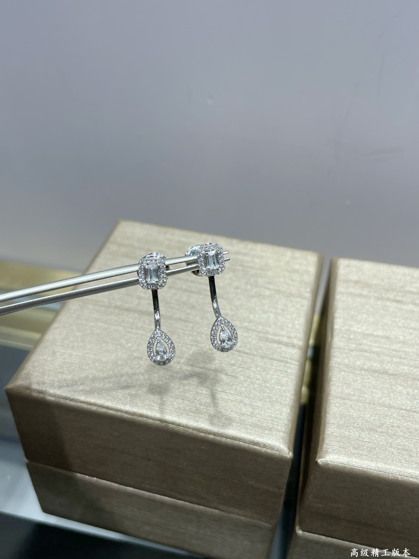  ❤️V金材质    梅西卡上下水滴冰糖耳环，最经典的move系列，有着很美好的寓意，代表着“无论过去，