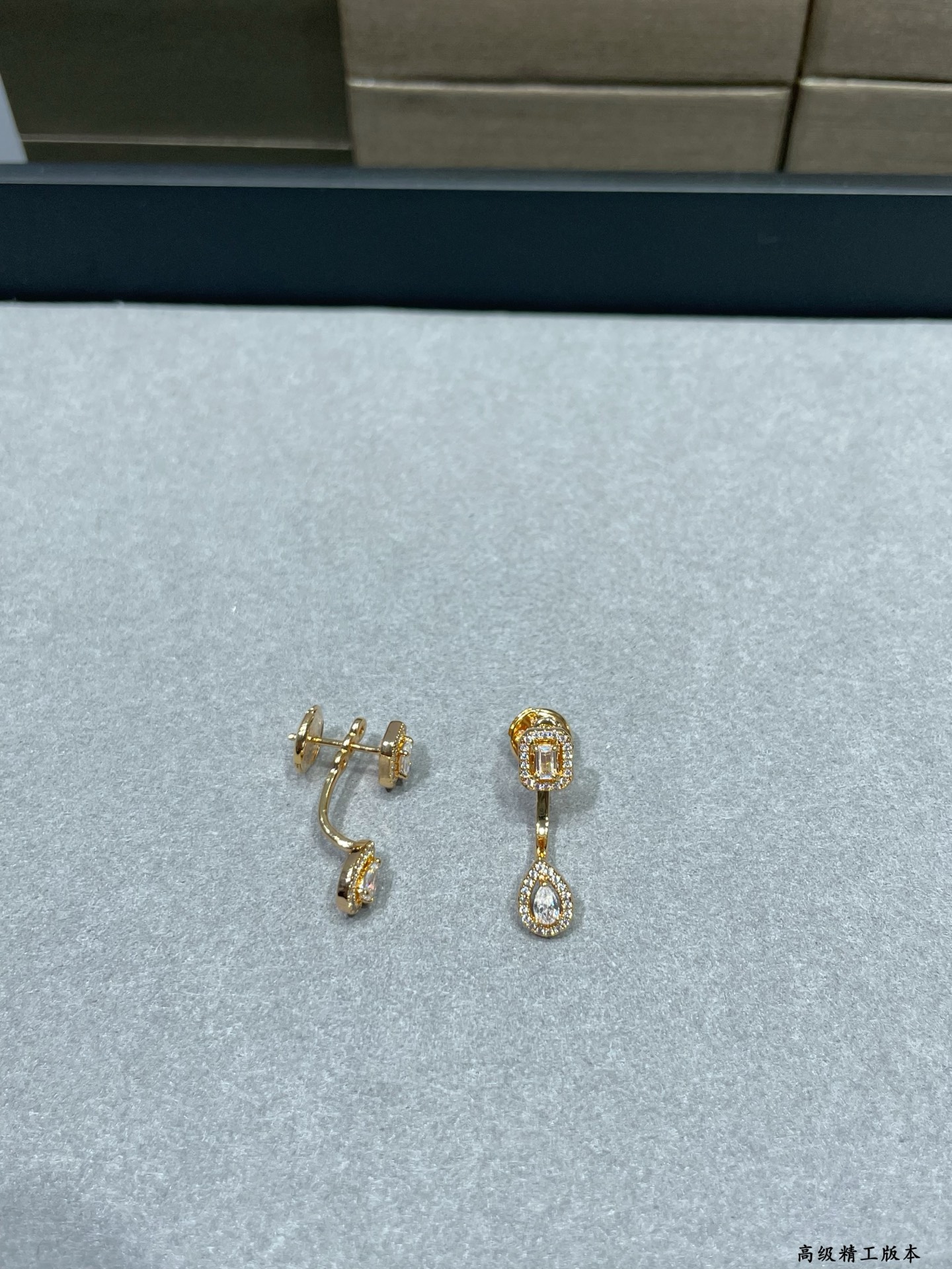 ❤️V金材质    梅西卡上下水滴冰糖耳环，最经典的move系列，有着很美好的寓意，代表着“无论过去，