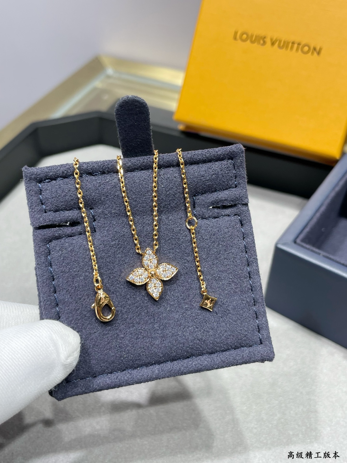  V金材质  LV单花满钻项链💋以你之爱，为她甄选✨💋18K金雕琢星形Monogram花卉，璀璨钻石，点