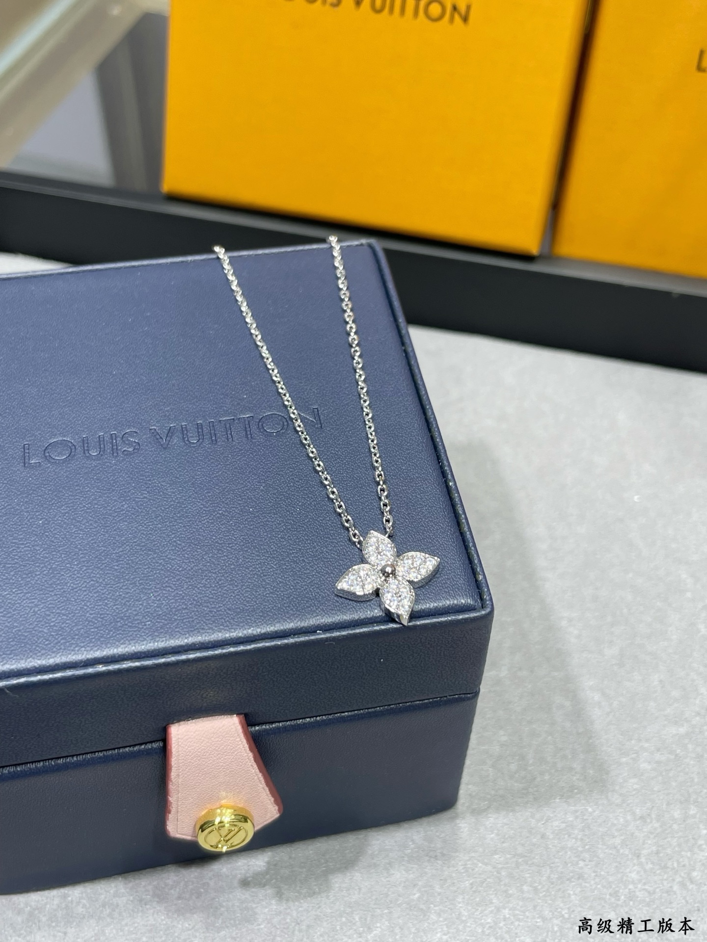  V金材质  LV单花满钻项链💋以你之爱，为她甄选✨💋18K金雕琢星形Monogram花卉，璀璨钻石，点