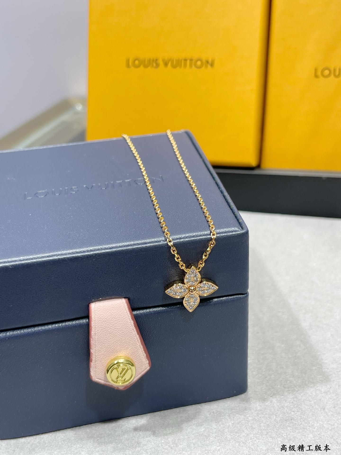  V金材质  LV单花满钻项链💋以你之爱，为她甄选✨💋18K金雕琢星形Monogram花卉，璀璨钻石，点