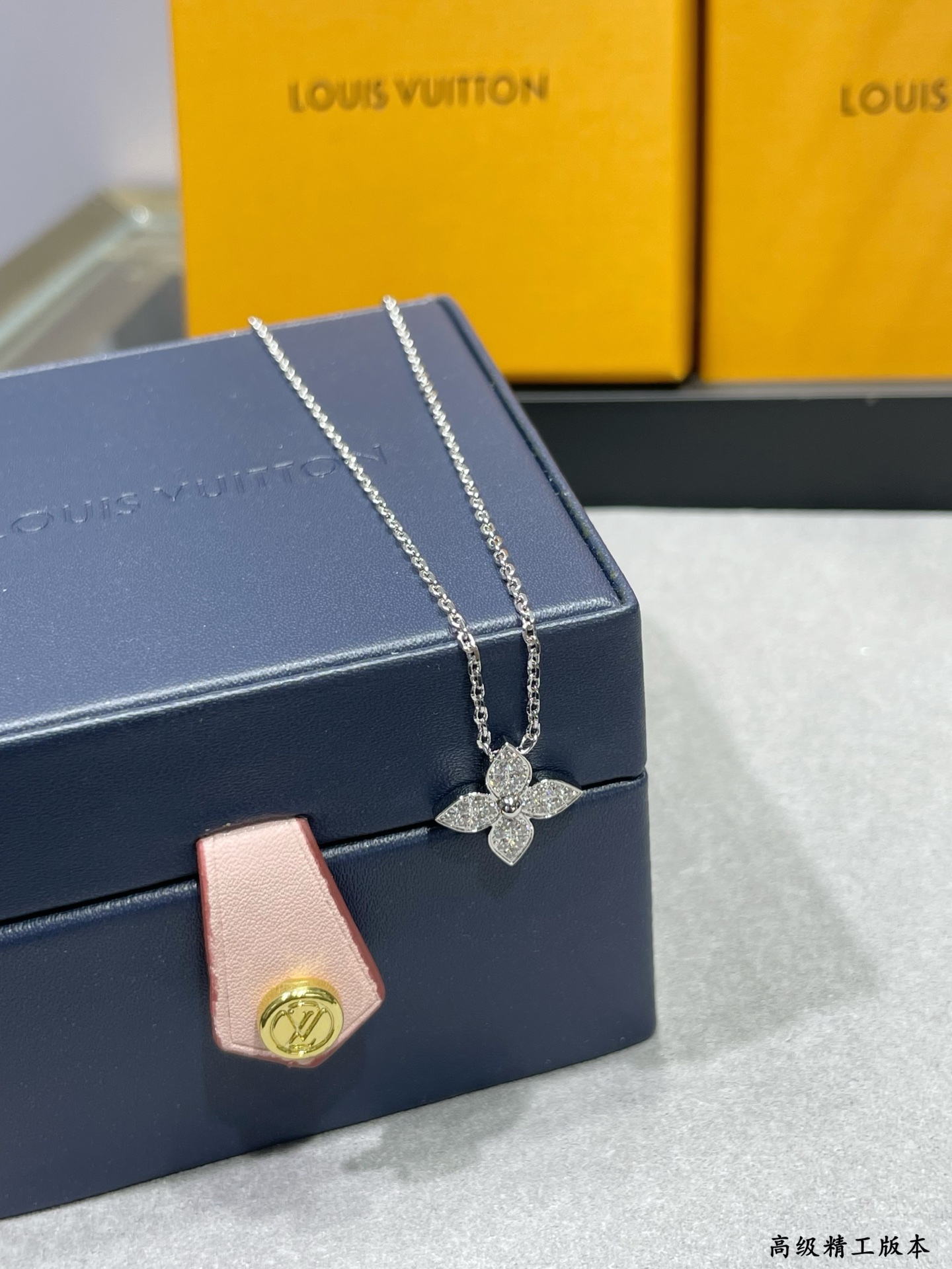  V金材质  LV单花满钻项链💋以你之爱，为她甄选✨💋18K金雕琢星形Monogram花卉，璀璨钻石，点