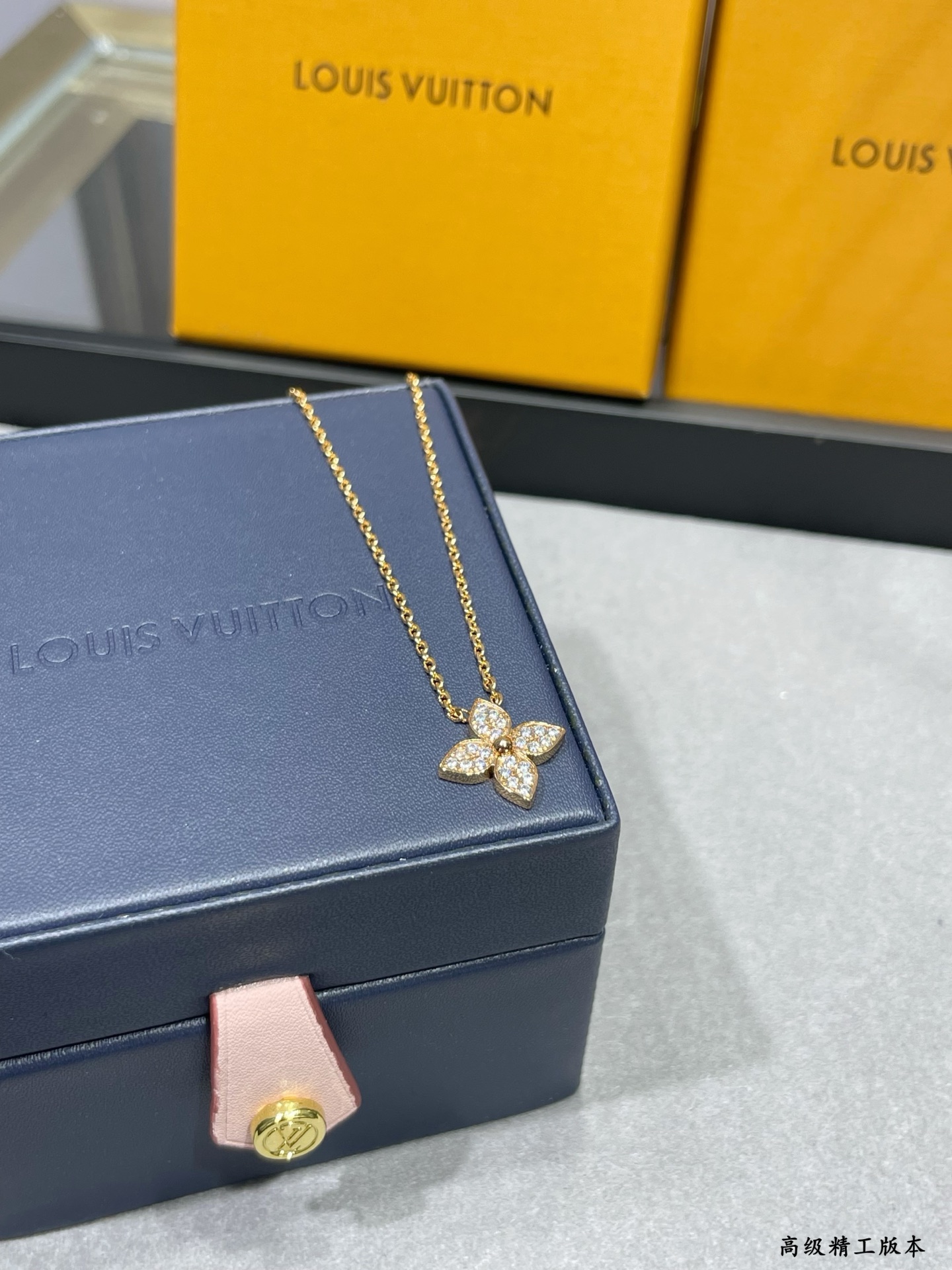  V金材质  LV单花满钻项链💋以你之爱，为她甄选✨💋18K金雕琢星形Monogram花卉，璀璨钻石，点