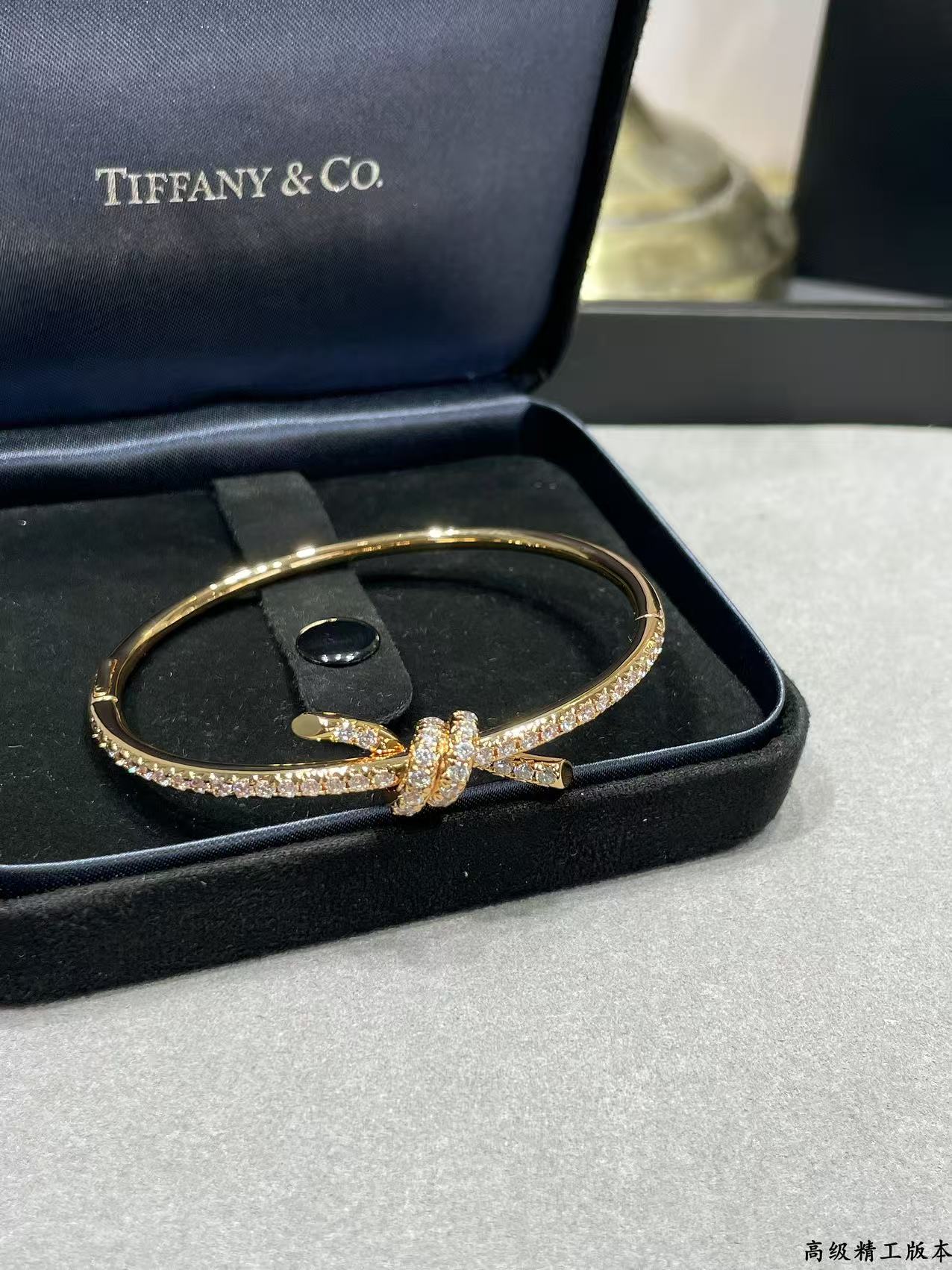 Symbolic Gold Material in Tiffany’s Jewelry Collection Represents Emotional Connection. - 图片 2