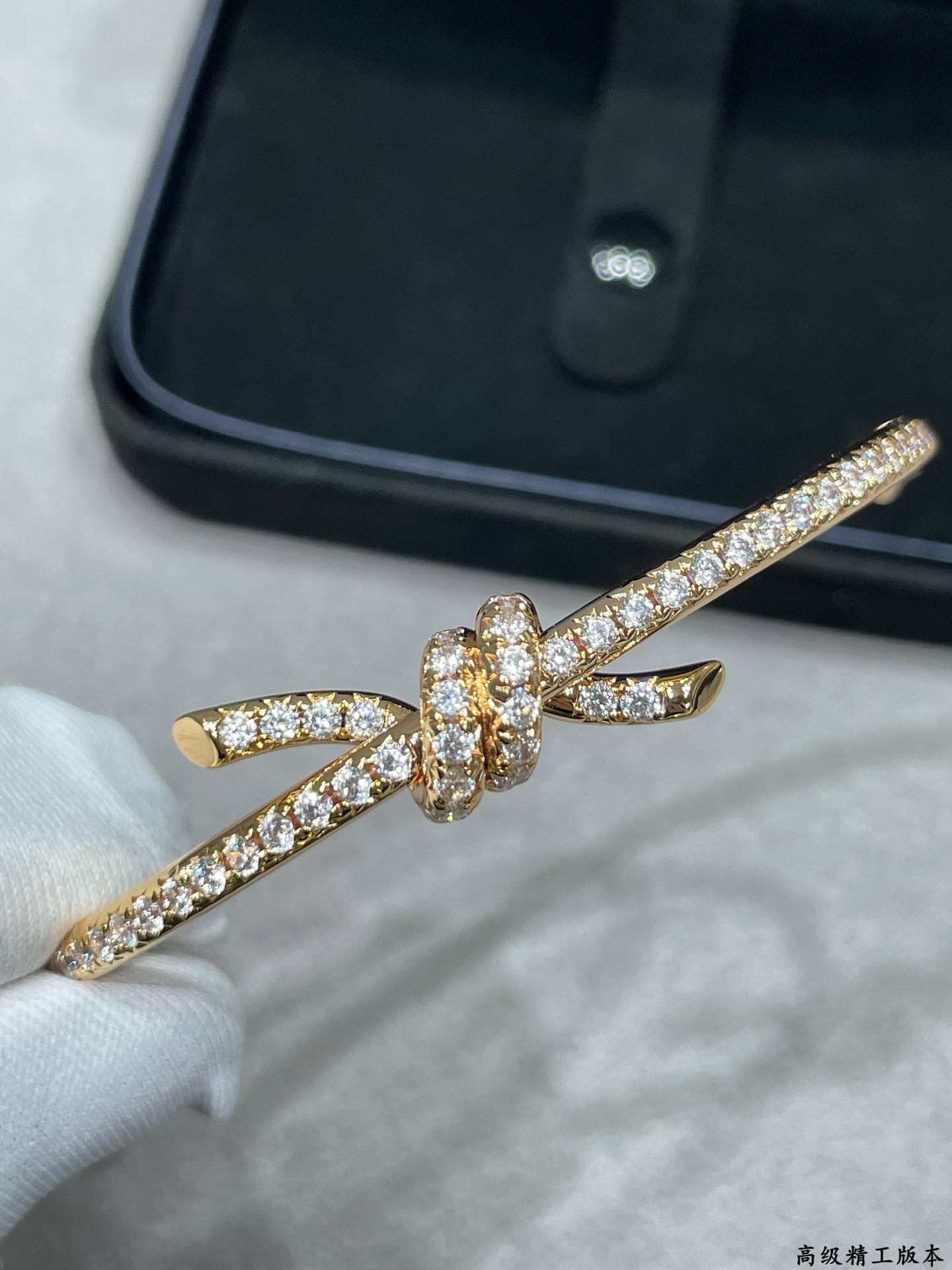 Symbolic Gold Material in Tiffany’s Jewelry Collection Represents Emotional Connection. - 图片 6