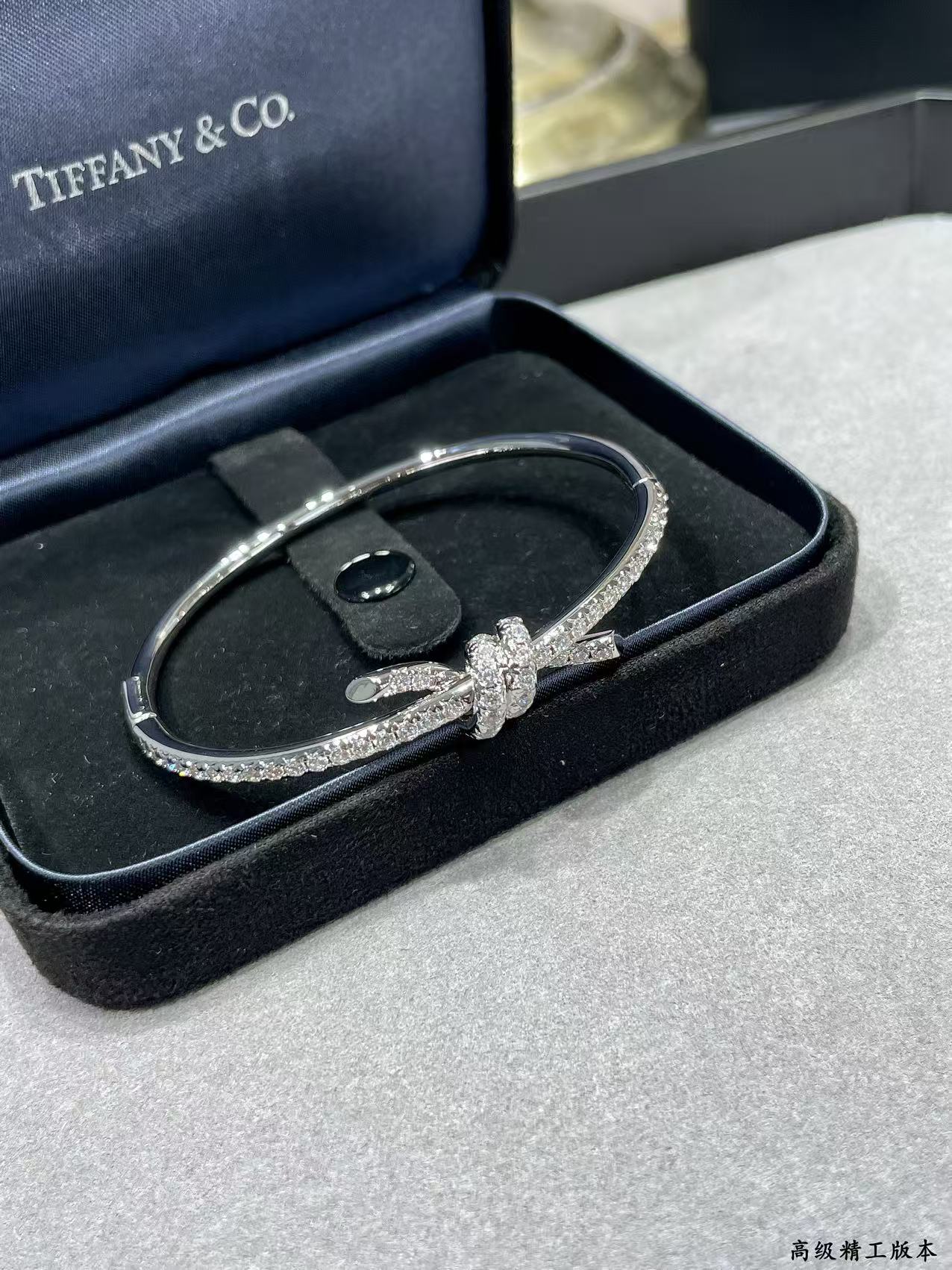 Symbolic Gold Material in Tiffany’s Jewelry Collection Represents Emotional Connection. - 图片 3
