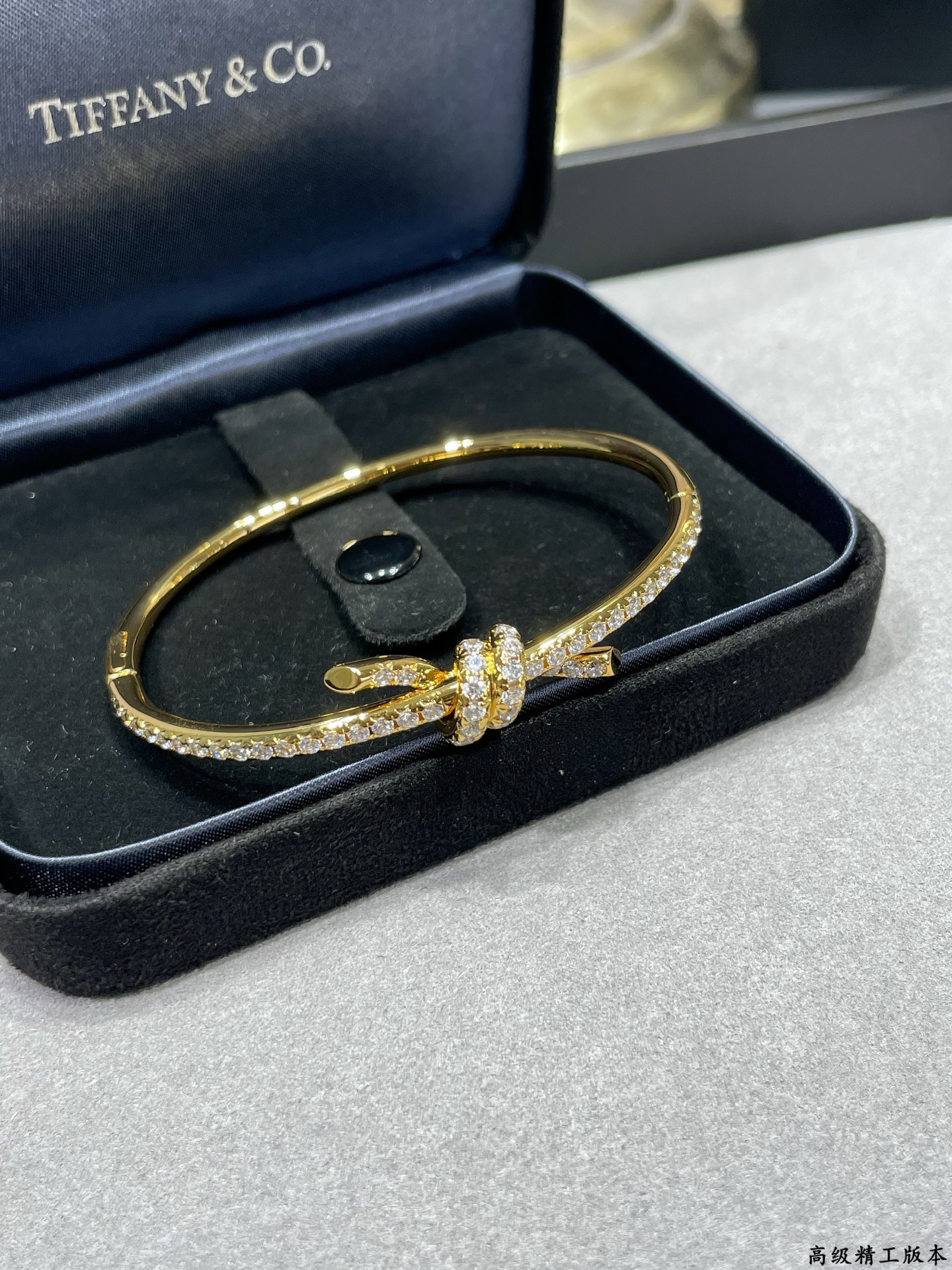 Symbolic Gold Material in Tiffany’s Jewelry Collection Represents Emotional Connection. - 图片 4