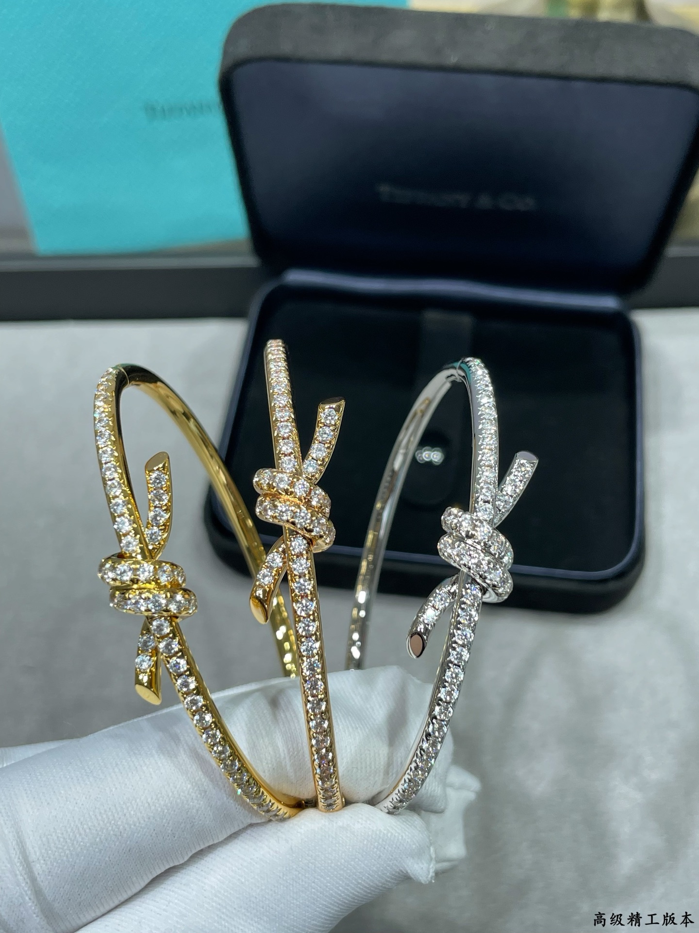 Symbolic Gold Material in Tiffany’s Jewelry Collection Represents Emotional Connection. - 图片 5