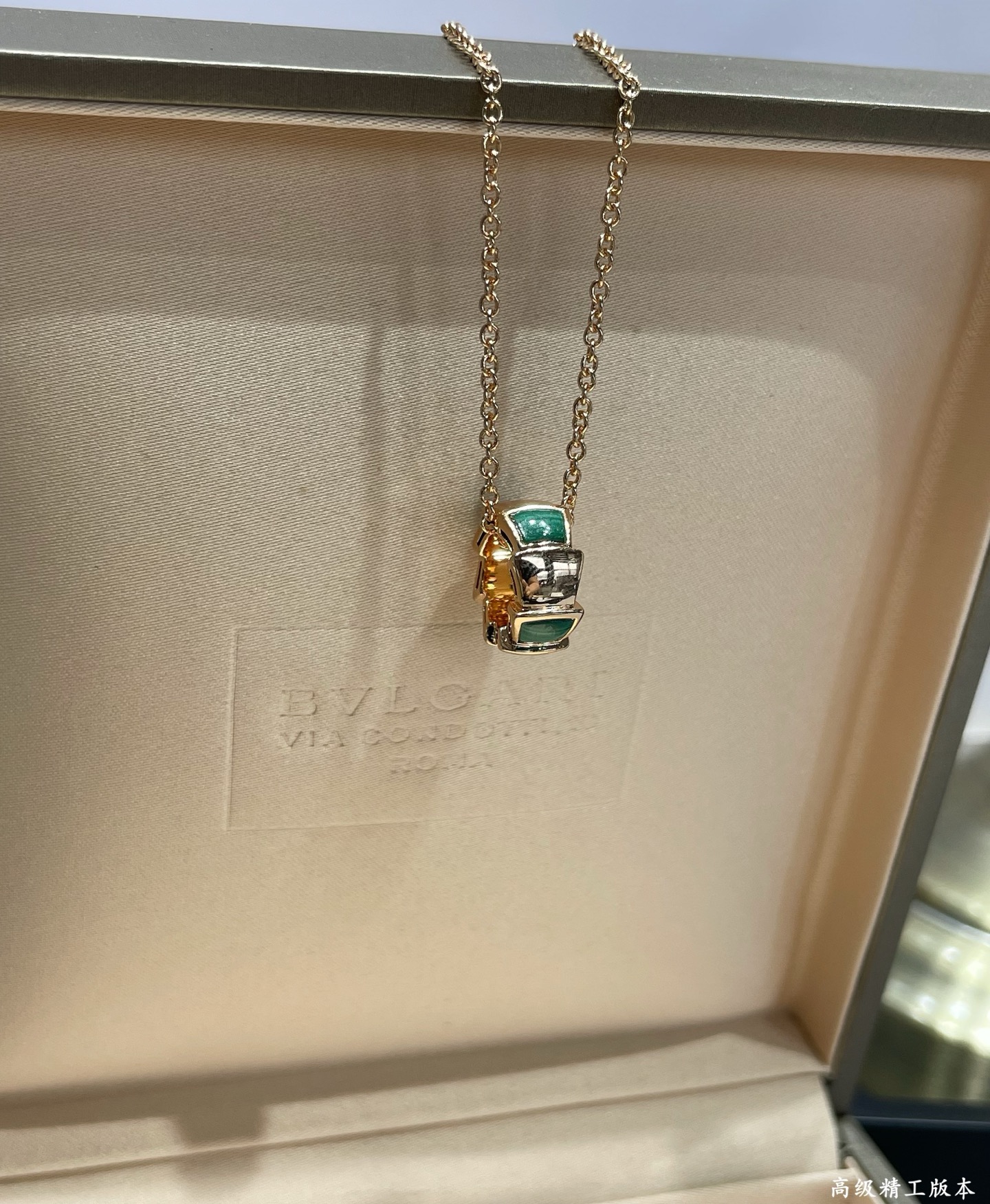  V金镀咪金 天然孔雀石 。宝格丽精工大号间隔蛇骨项链，BVLGARI经典重现🐍细腻妖娆的线条设计，饰以