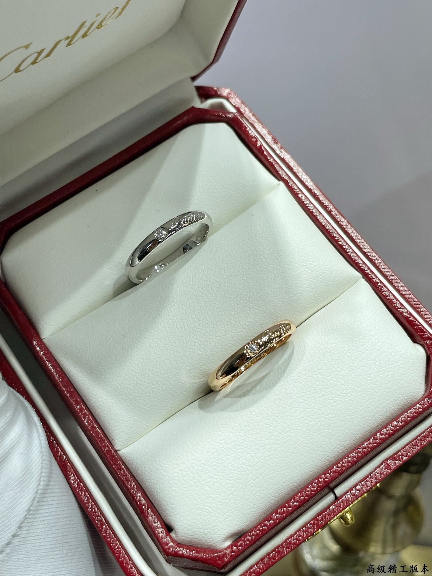  V金材质 。卡地亚英文戒指（圆润版）💍 码数：56789。最受欢迎的一款戒指💍💋💄 永恒经典 近年来很