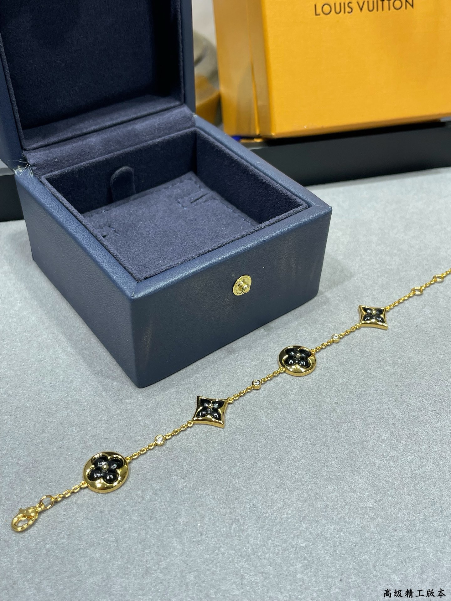  V金镀咪金   🔥🔥LV高级黑玛瑙大号四花手链，美丽的花朵在贝壳上绽放璀璨的玫瑰金光。在钻石上打磨出这