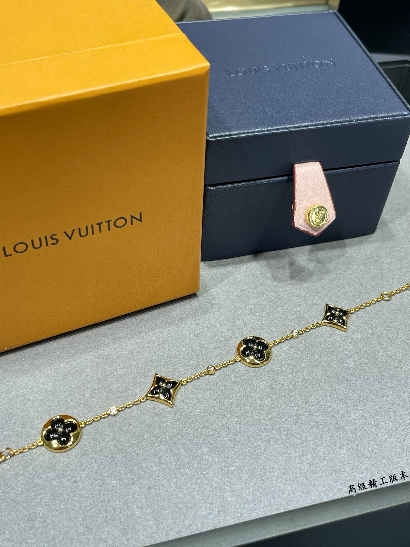 V金镀咪金   🔥🔥LV高级黑玛瑙大号四花手链，美丽的花朵在贝壳上绽放璀璨的玫瑰金光。在钻石上打磨出这