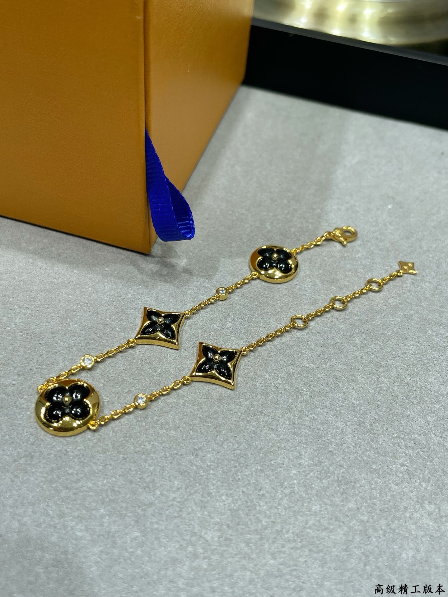  V金镀咪金   🔥🔥LV高级黑玛瑙大号四花手链，美丽的花朵在贝壳上绽放璀璨的玫瑰金光。在钻石上打磨出这