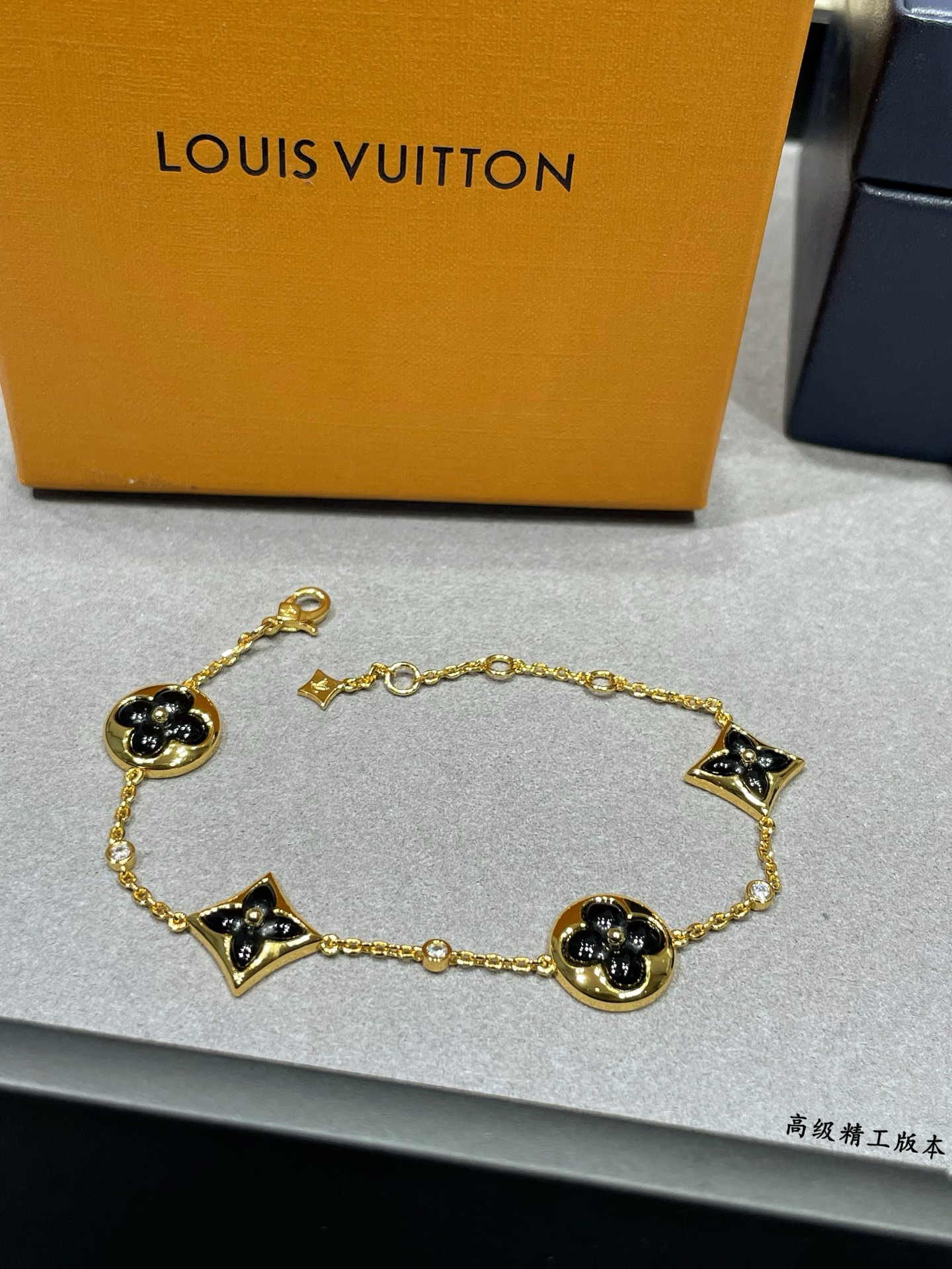  V金镀咪金   🔥🔥LV高级黑玛瑙大号四花手链，美丽的花朵在贝壳上绽放璀璨的玫瑰金光。在钻石上打磨出这