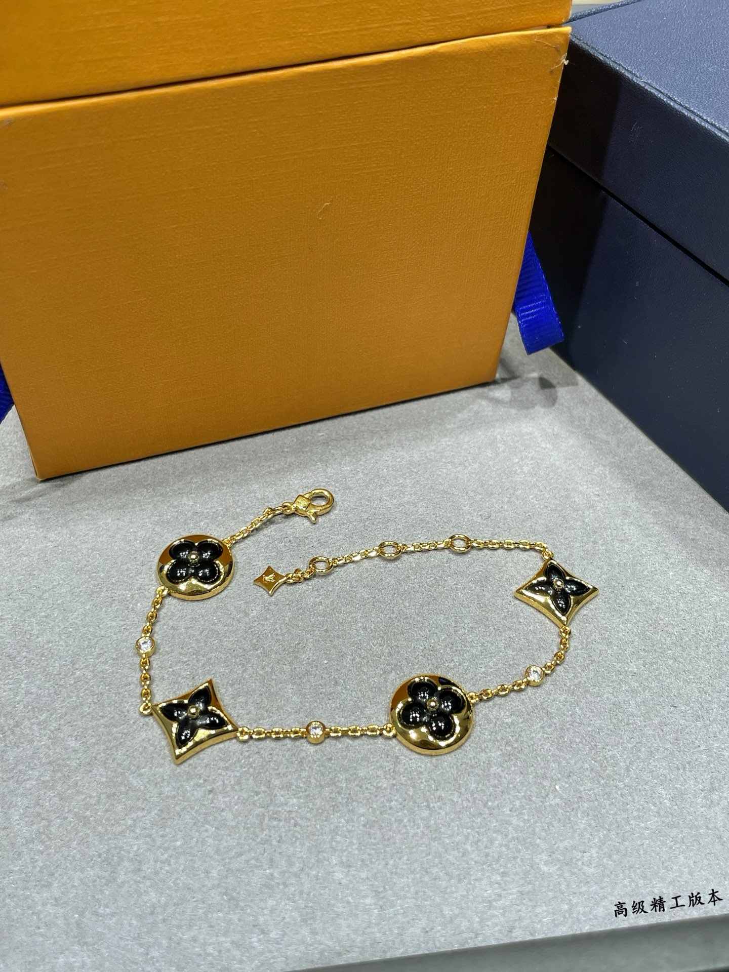  V金镀咪金   🔥🔥LV高级黑玛瑙大号四花手链，美丽的花朵在贝壳上绽放璀璨的玫瑰金光。在钻石上打磨出这
