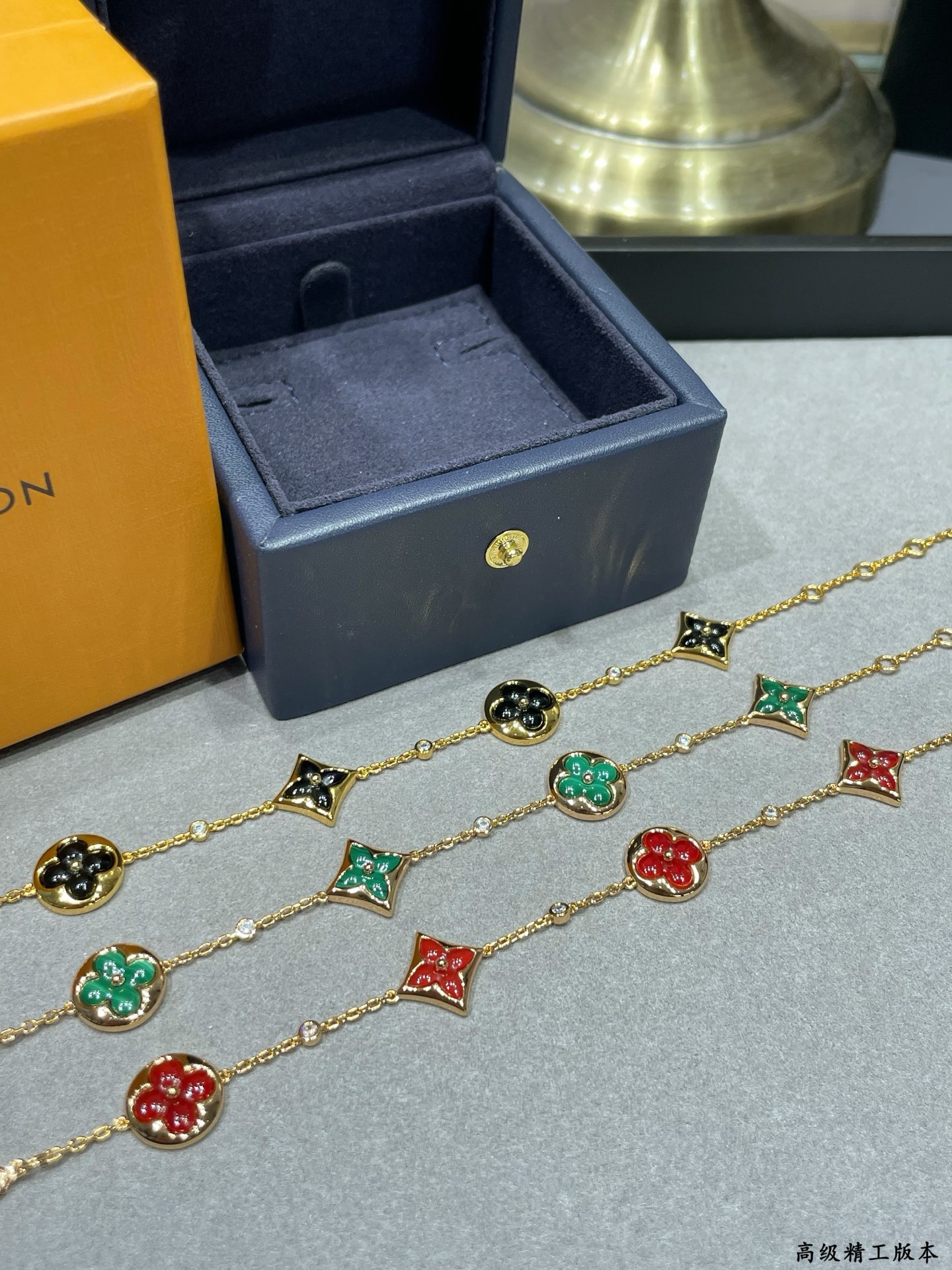  V金镀咪金   🔥🔥LV高级黑玛瑙大号四花手链，美丽的花朵在贝壳上绽放璀璨的玫瑰金光。在钻石上打磨出这