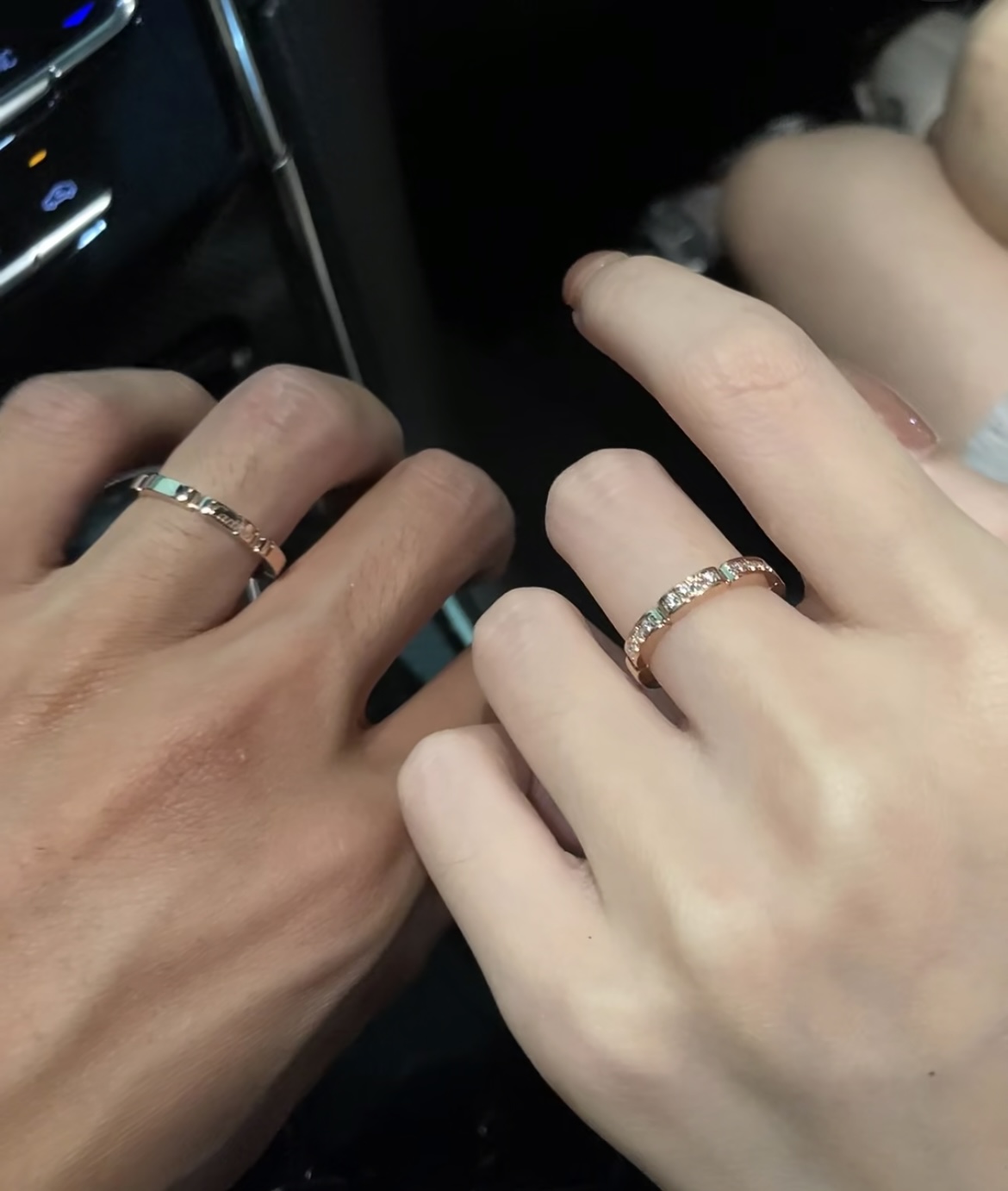  V金材质 。卡地亚猎豹系列七格半钻戒指💍 码数：5678。最受欢迎的一款戒指💍💋💄 永恒经典 近年来很