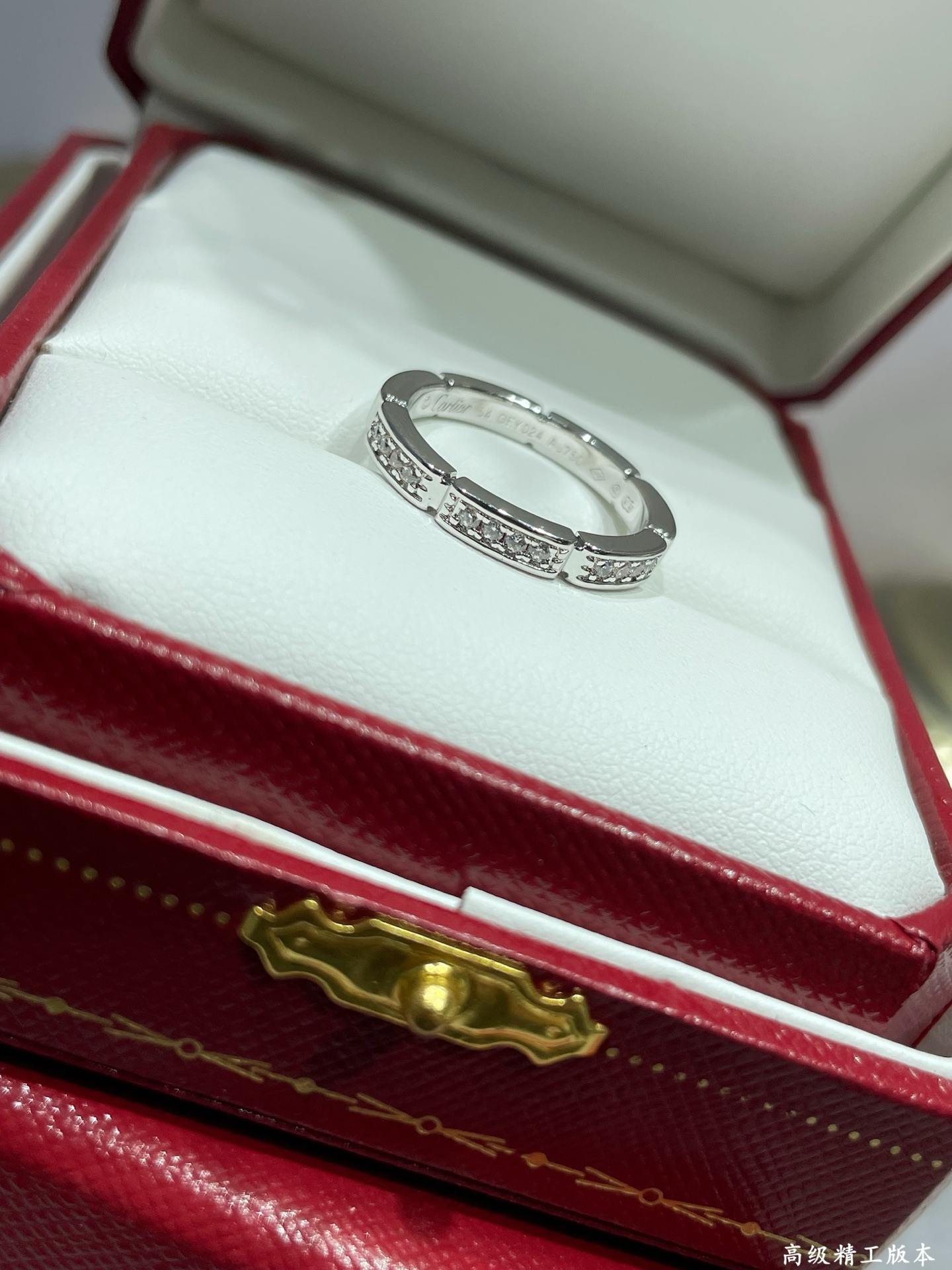  V金材质 。卡地亚猎豹系列七格半钻戒指💍 码数：5678。最受欢迎的一款戒指💍💋💄 永恒经典 近年来很
