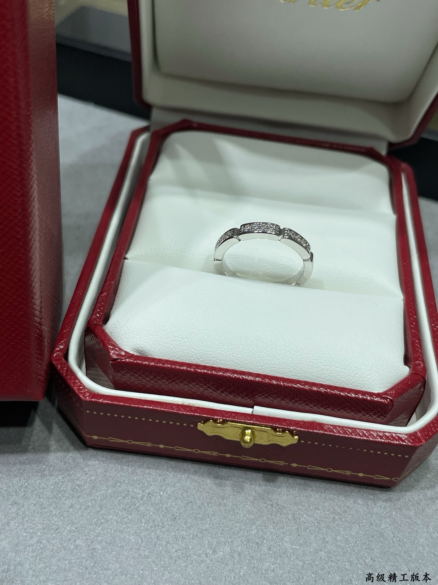  V金材质 。卡地亚猎豹系列七格半钻戒指💍 码数：5678。最受欢迎的一款戒指💍💋💄 永恒经典 近年来很