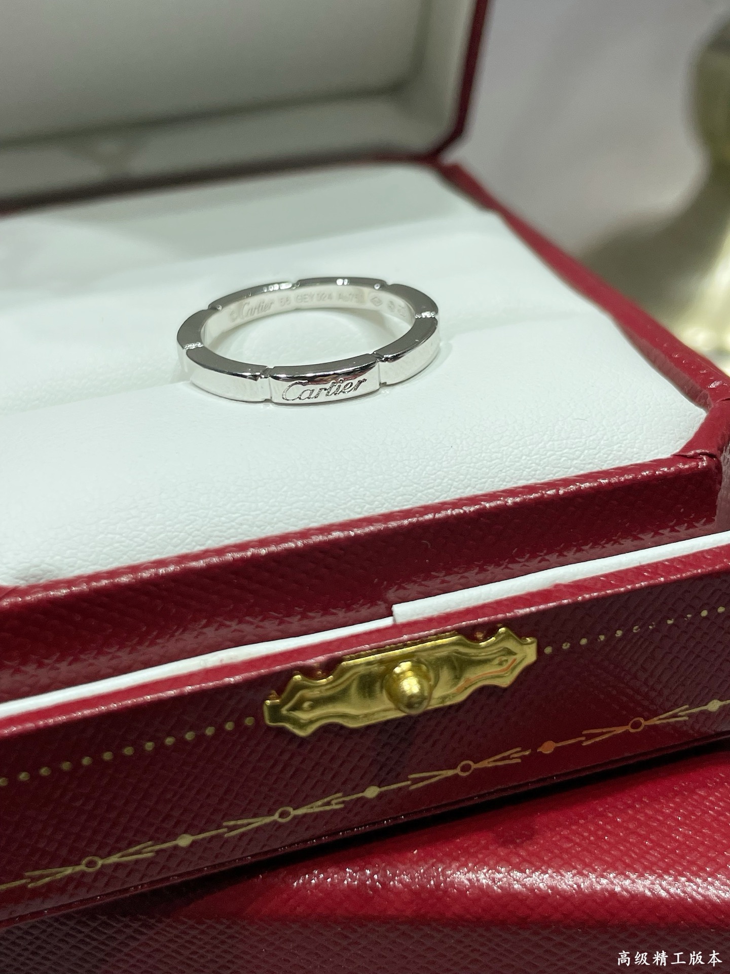  V金材质 。卡地亚猎豹系列七格光金戒指💍 码数：56789。最受欢迎的一款戒指💍💋💄 永恒经典 近年来